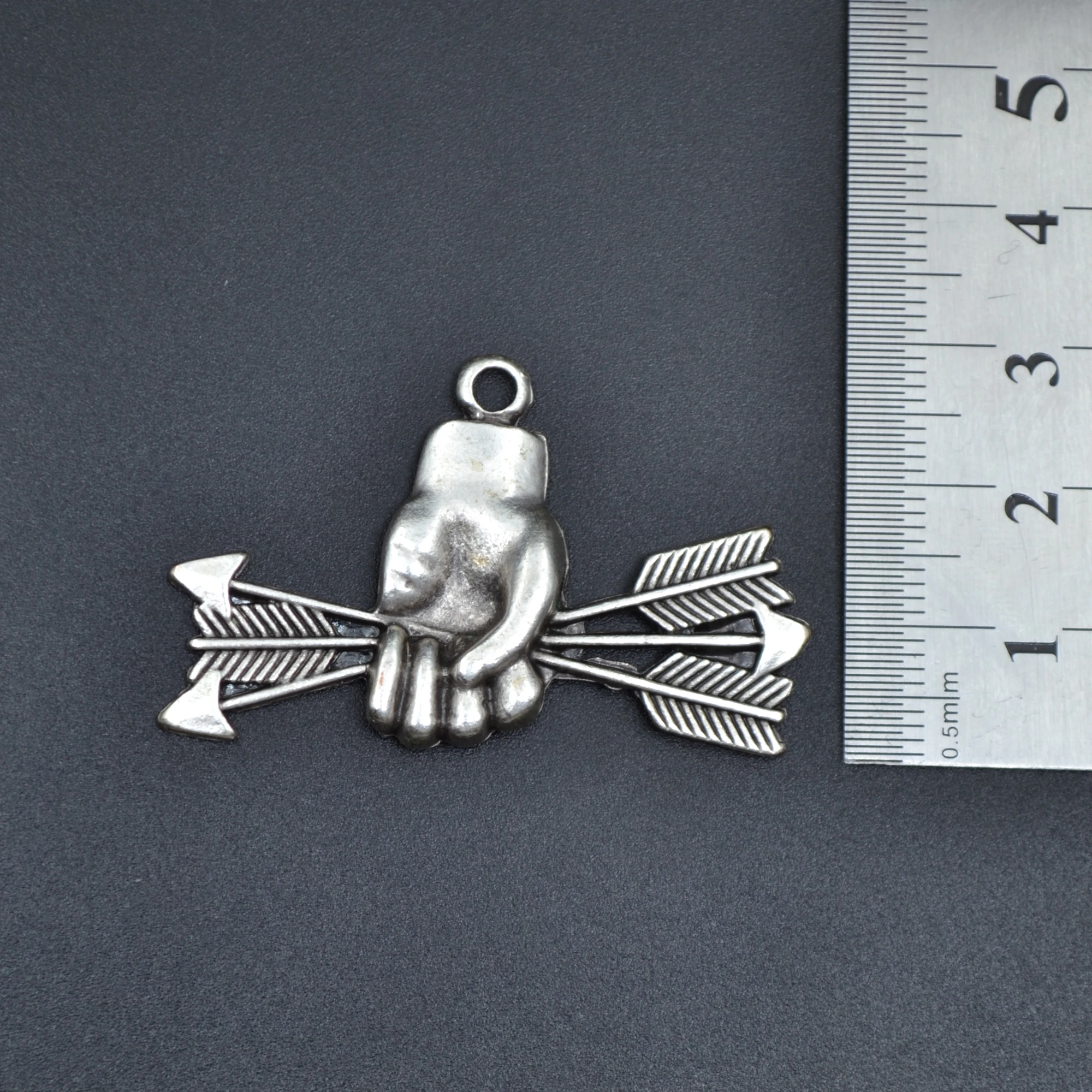 Ok Tutan El Kolye - Gümüş ( Silver ) Renk - 60 cm Deri İp Kolye