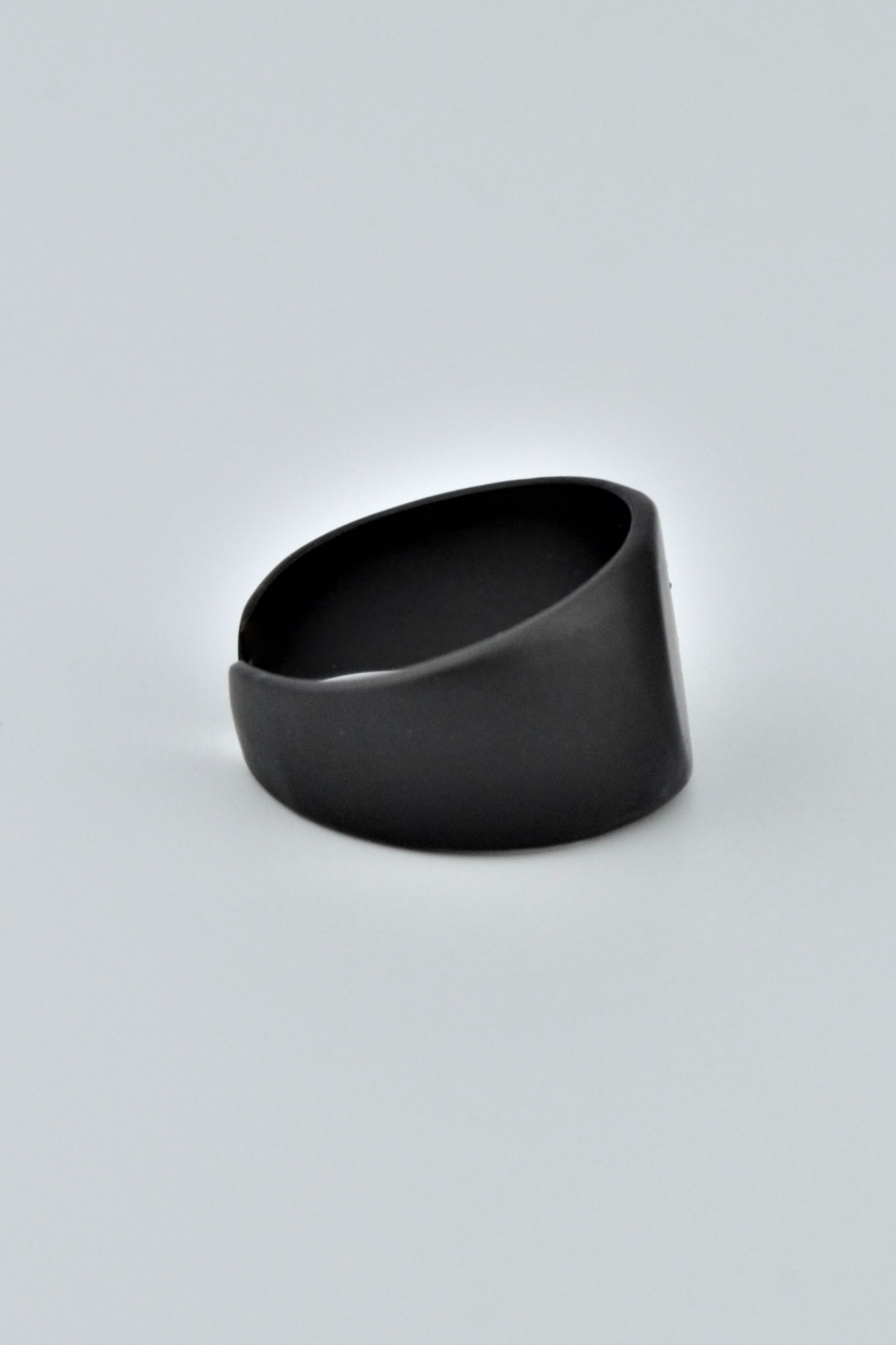 Yuvarlak Şovalye Mat Siyah Ayarlamalı Erkek Yüzük