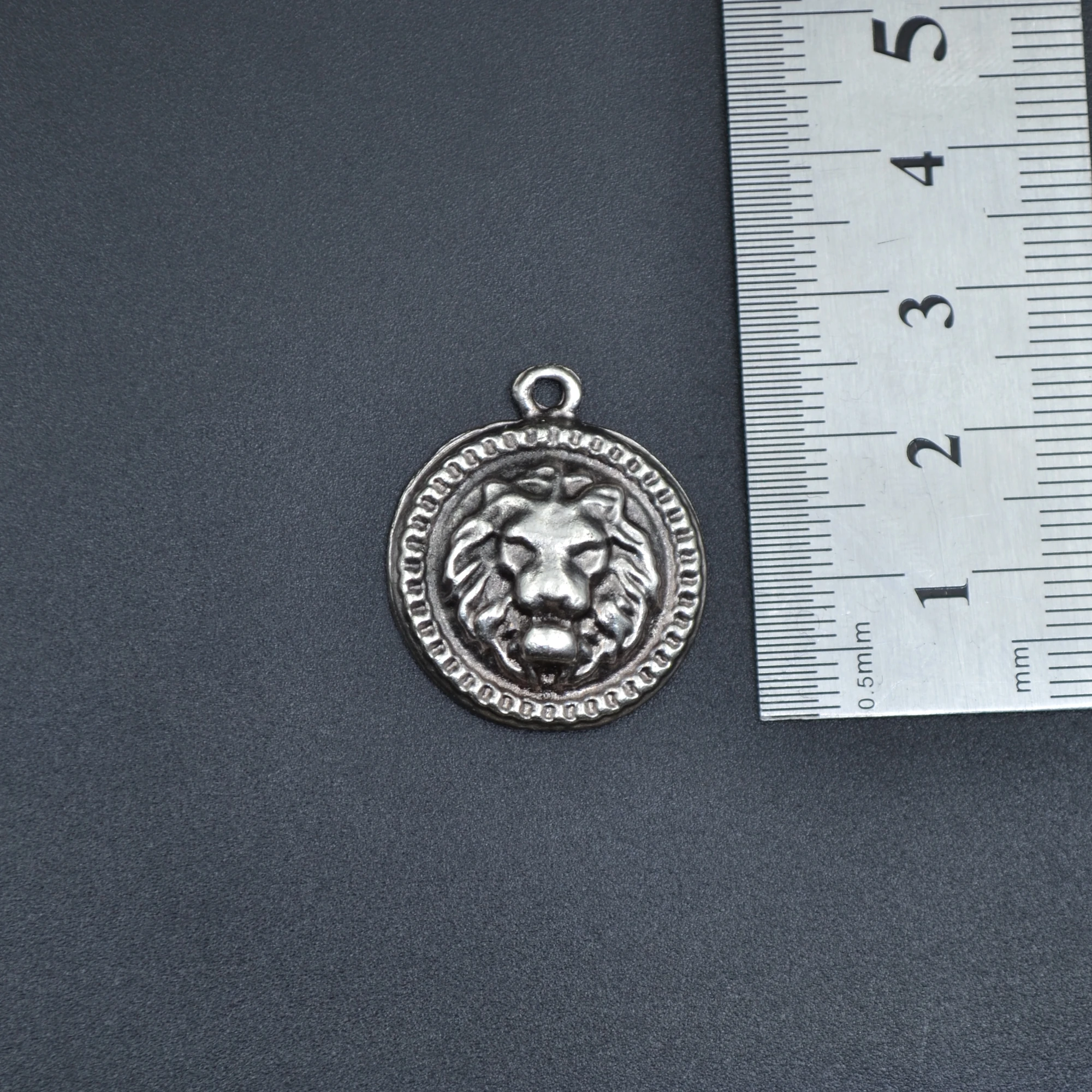 Minimal Aslan Madalyon Kolye - Gümüş ( Silver ) Renk - 60 cm Deri İp Kolye