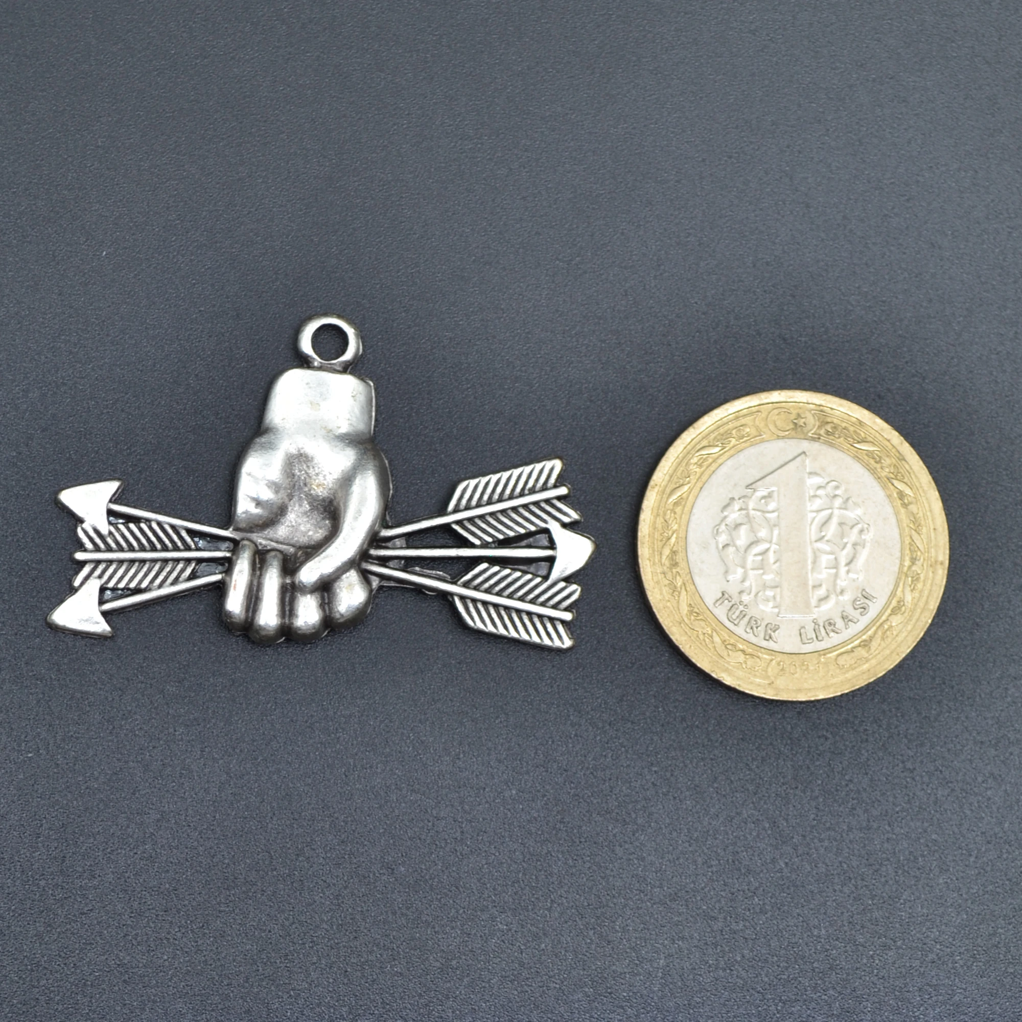 Ok Tutan El Kolye - Gümüş ( Silver ) Renk - 60 cm Deri İp Kolye