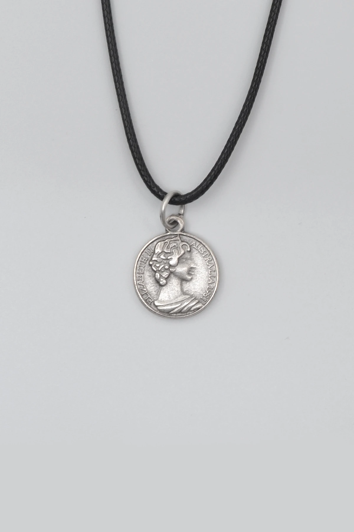 İngiliz Kraliçe II. Elizabeth Siyah Deri İp Kolye - Antik Gümüş Kaplama - Kadın Erkek - 60 cm