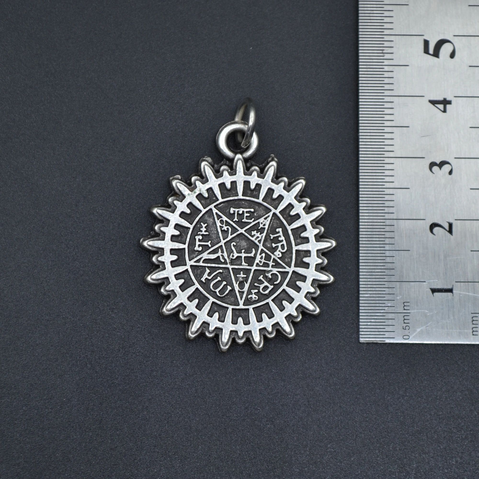 Anime Black Butler Kuroshitsuji Kolye - Gümüş ( Silver ) Renk - 60 cm Deri İp Kolye