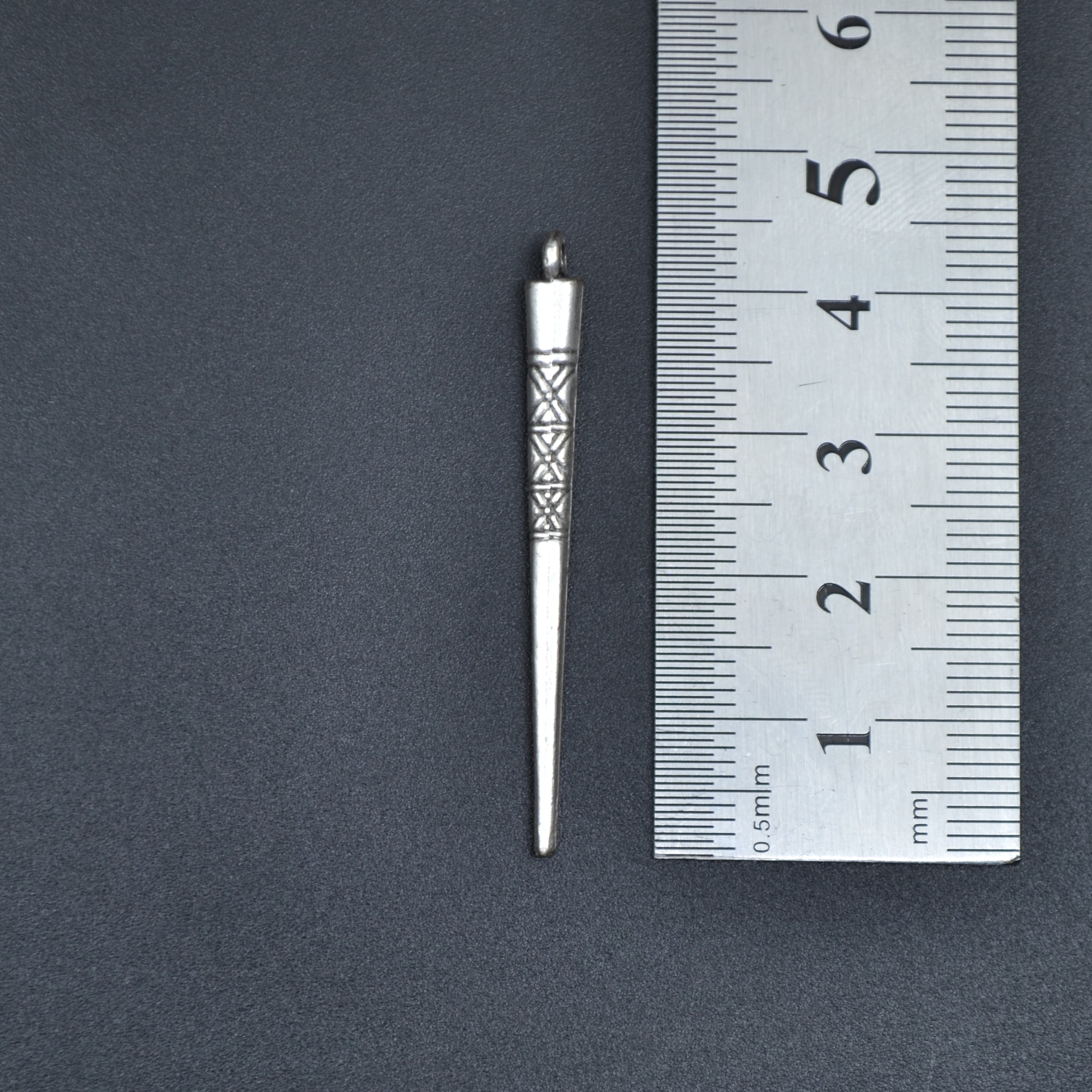 Etnik Desenli Çubuk Kolye - Gümüş ( Silver ) Renk - 60 cm Deri İp Kolye