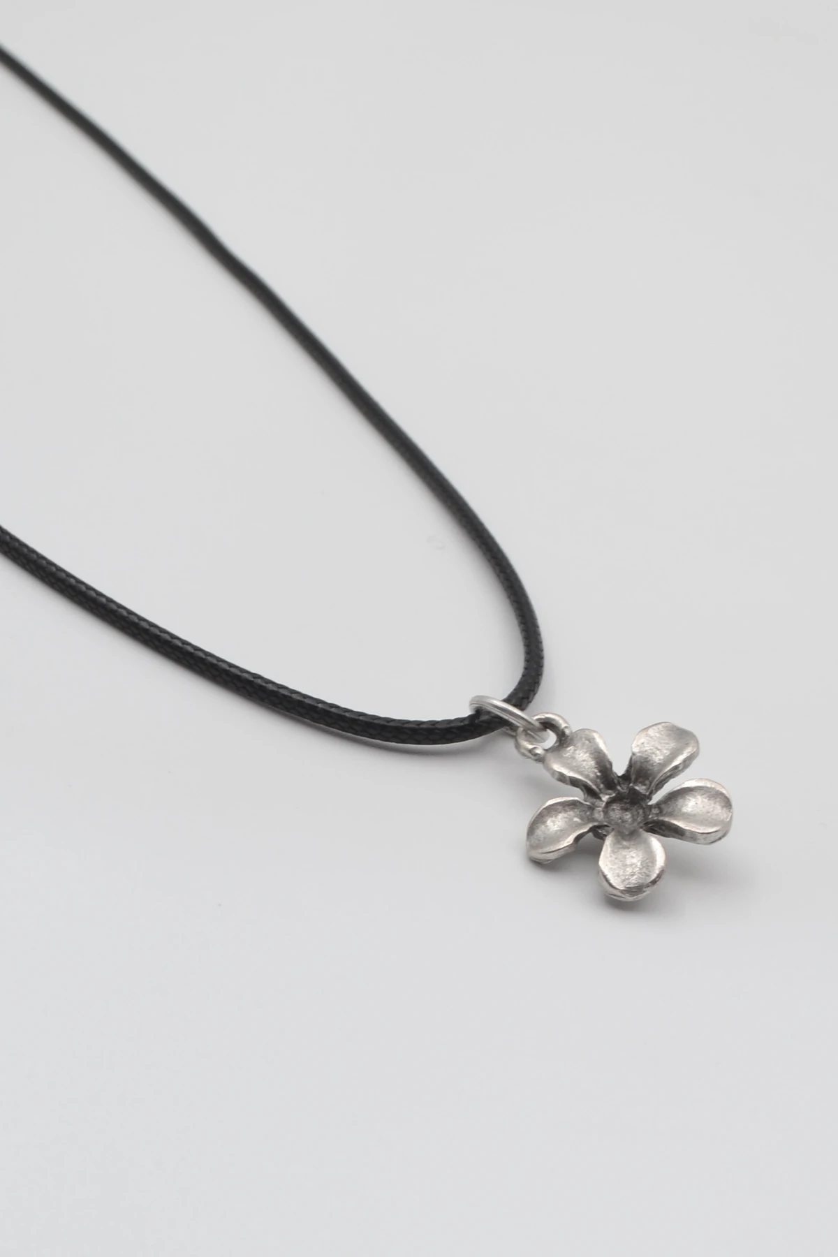 Kiraz Çiçeği Siyah Deri İp Kolye - Antik Gümüş Kaplama - Kadın Erkek - 60 cm