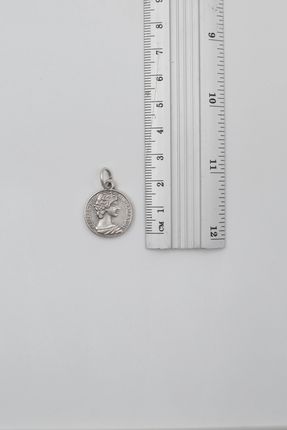 İngiliz Kraliçe II. Elizabeth Kolye Ucu - Gümüş ( Silver ) Renk