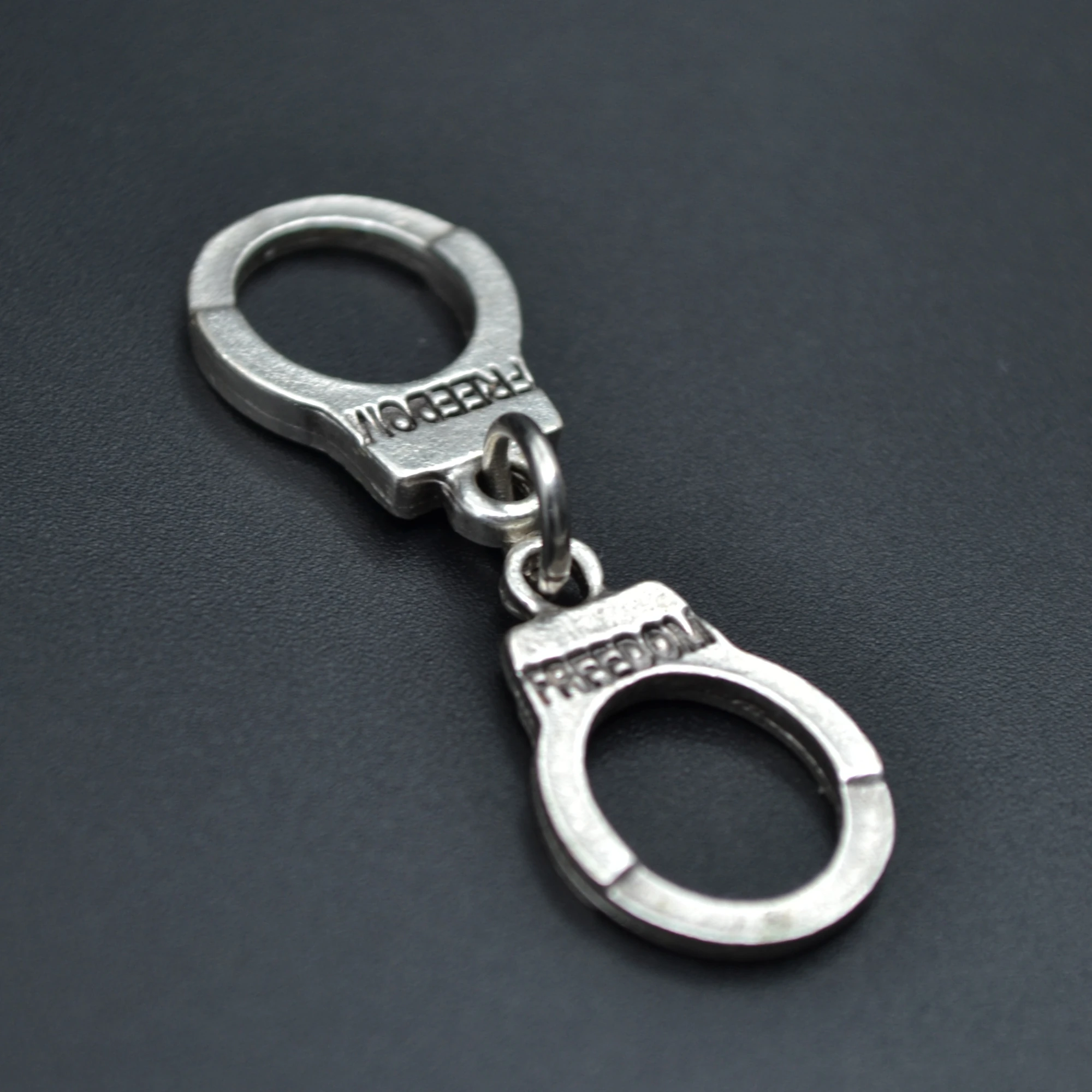 Freedom - Kelepçe Kolye - Gümüş ( Silver ) Renk - 60 cm Deri İp Kolye