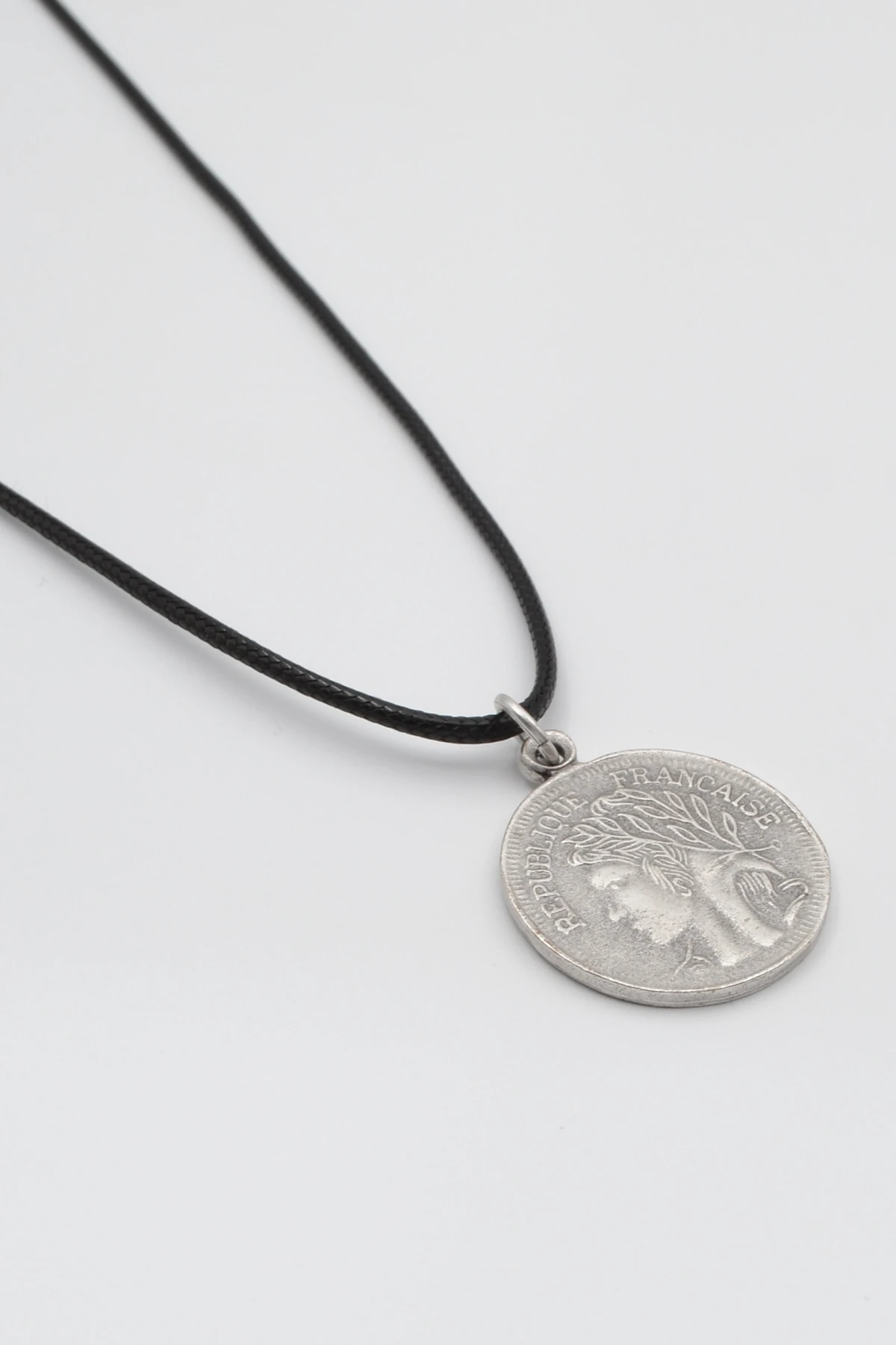 Francesca - Zambak Çiçeği Madalyon Siyah Deri İp Kolye - Antik Gümüş Kaplama - Kadın Erkek - 60 cm