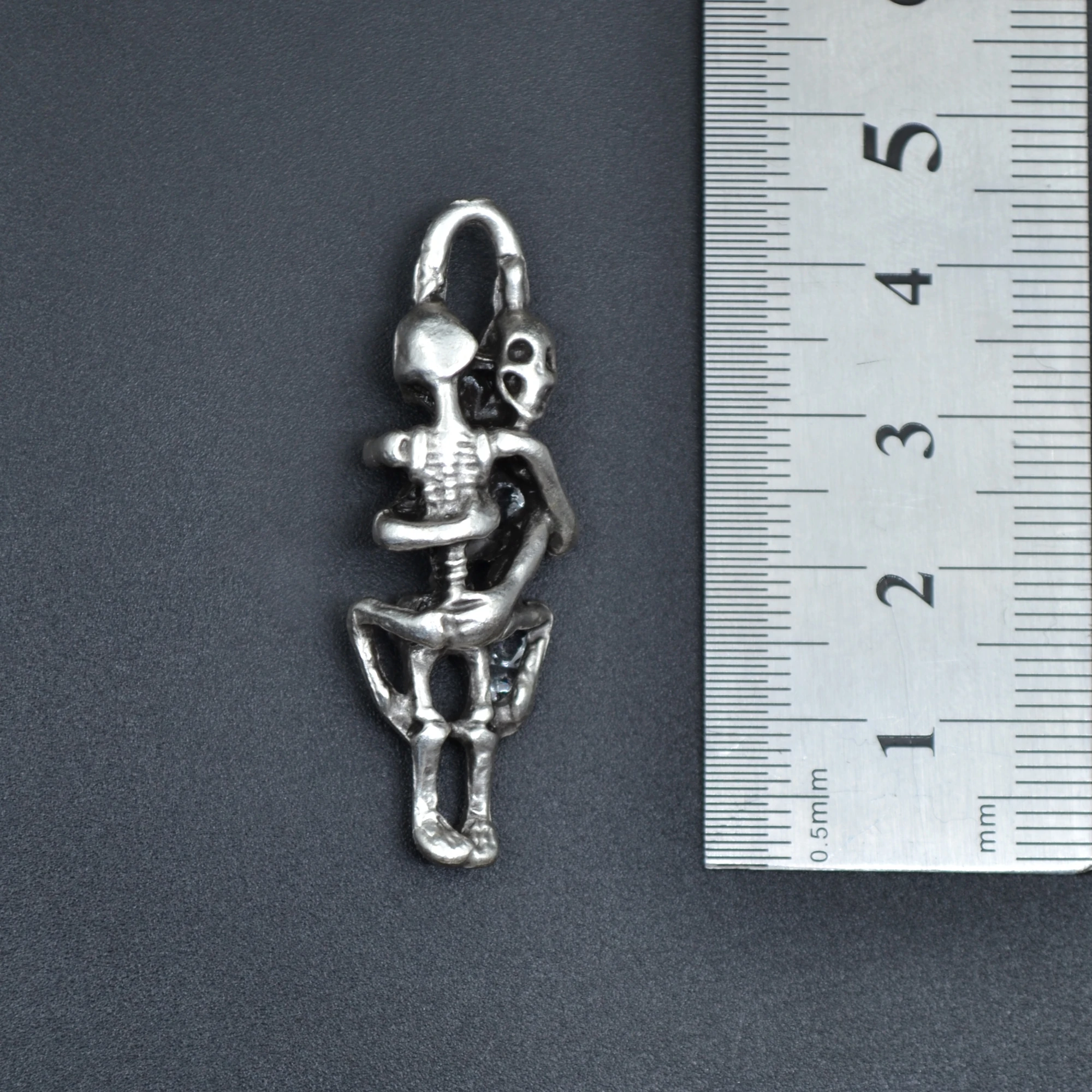 Sarılan İskelet Kolye - Gümüş ( Silver ) Renk - 60 cm Düz Ezme Zincir Kolye