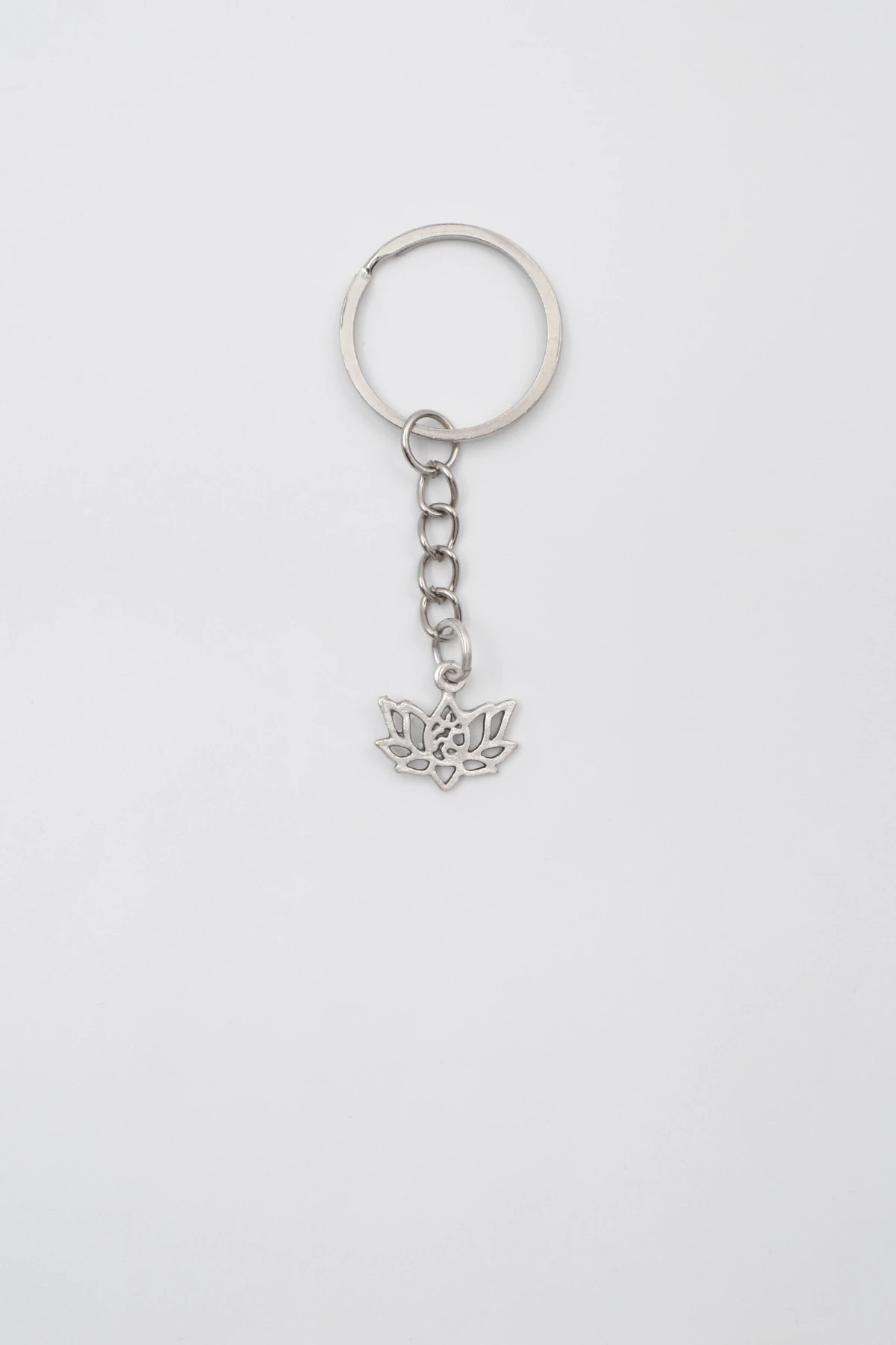 Minimal Om Sembollü Lotus Çiçeği Anahtarlık - Antik Gümüş Kaplama - Kadın Erkek