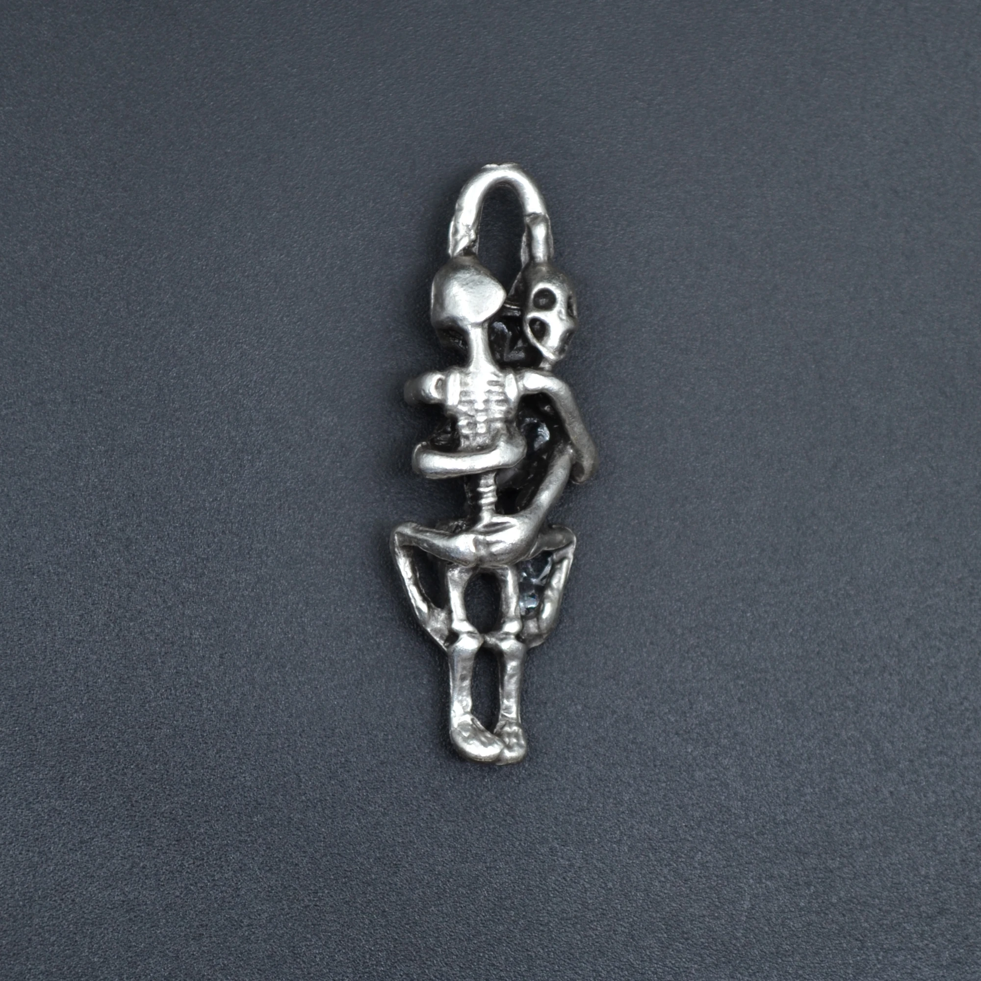 Sarılan İskelet Kolye - Gümüş ( Silver ) Renk - 60 cm Düz Ezme Zincir Kolye