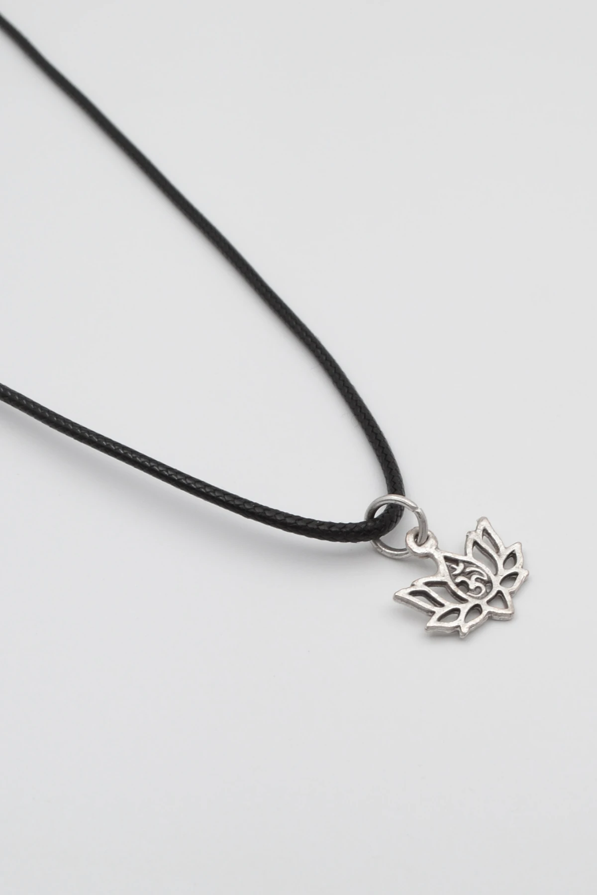 Minimal Om Sembollü Lotus Çiçeği Siyah Deri İp Kolye - Antik Gümüş Kaplama - Kadın Erkek - 60 cm