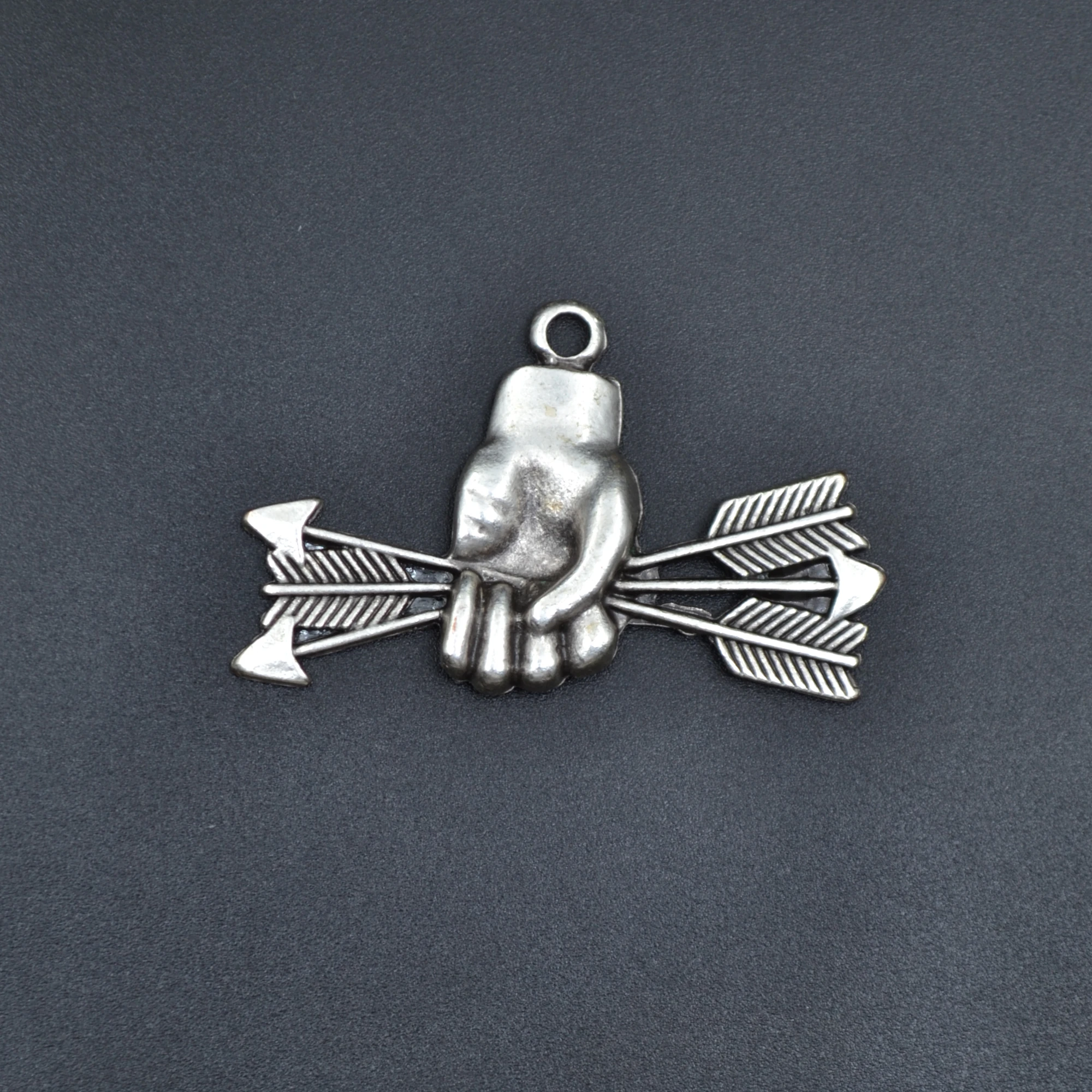 Ok Tutan El Kolye - Gümüş ( Silver ) Renk - 60 cm Deri İp Kolye