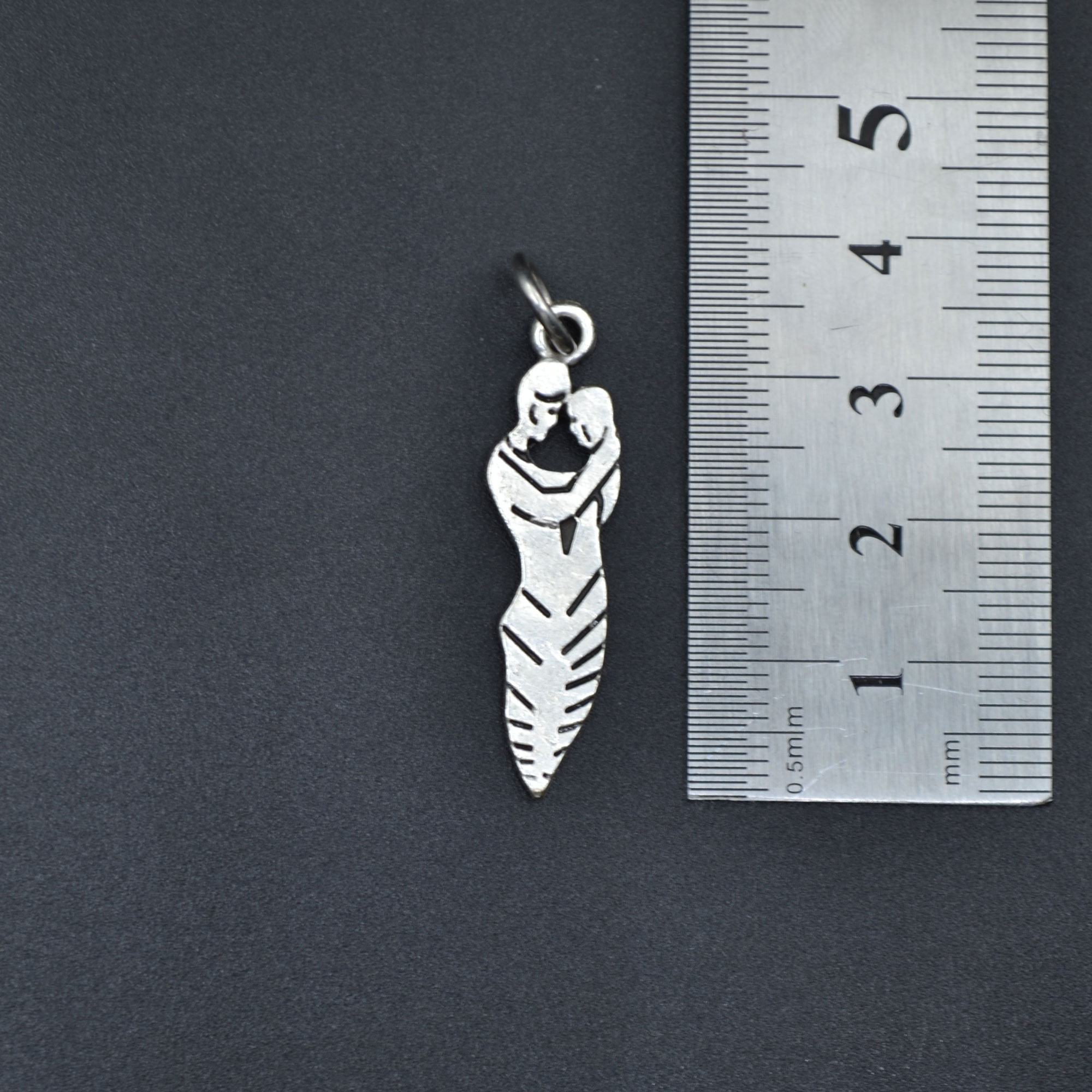 Sarılan Sevgili - Söz Kolye - Gümüş ( Silver ) Renk - 60 cm Deri İp Kolye