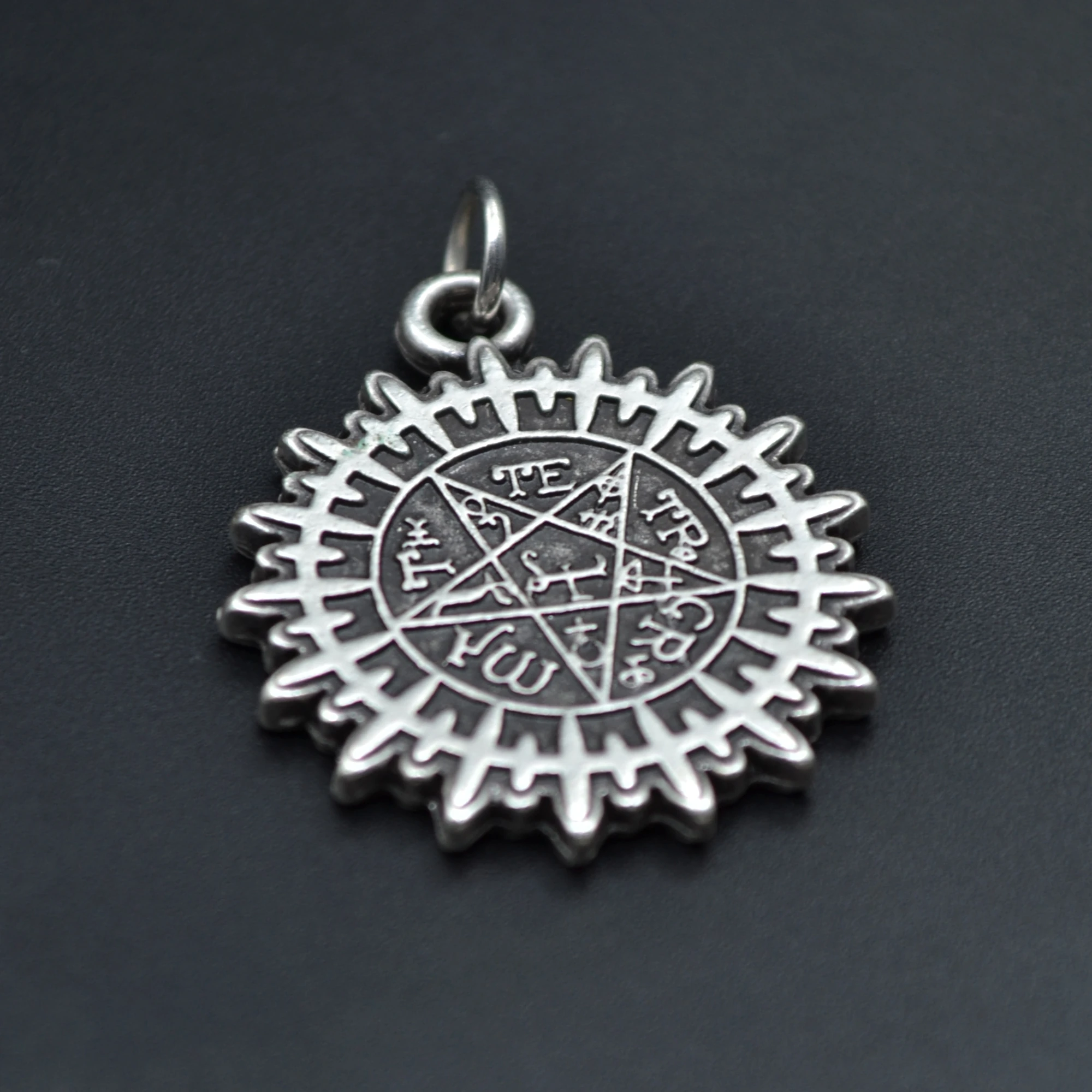 Anime Black Butler Kuroshitsuji Kolye - Gümüş ( Silver ) Renk - 60 cm Deri İp Kolye