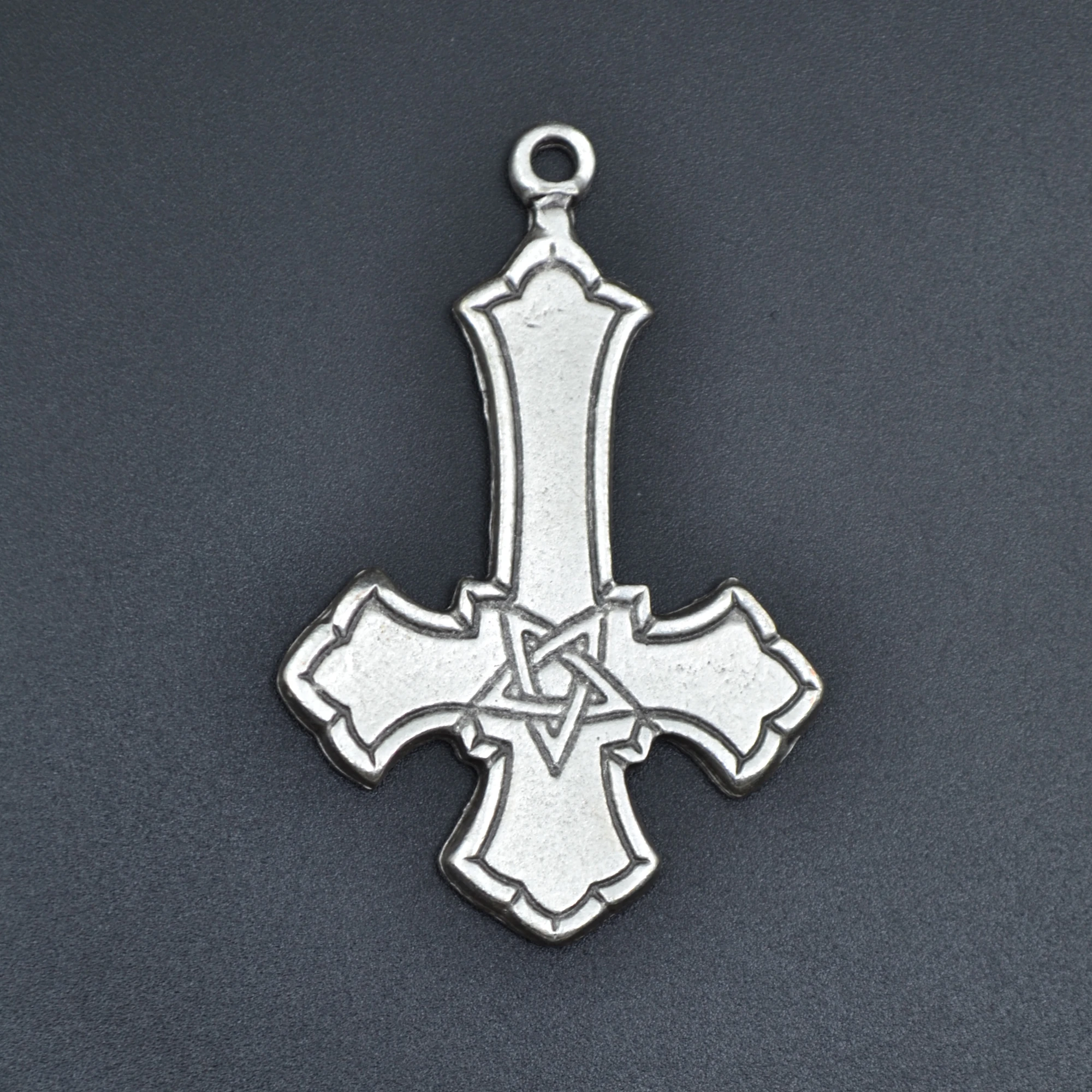 Ters Haç Kolye - Gümüş ( Silver ) Renk - 60 cm Deri İp Kolye