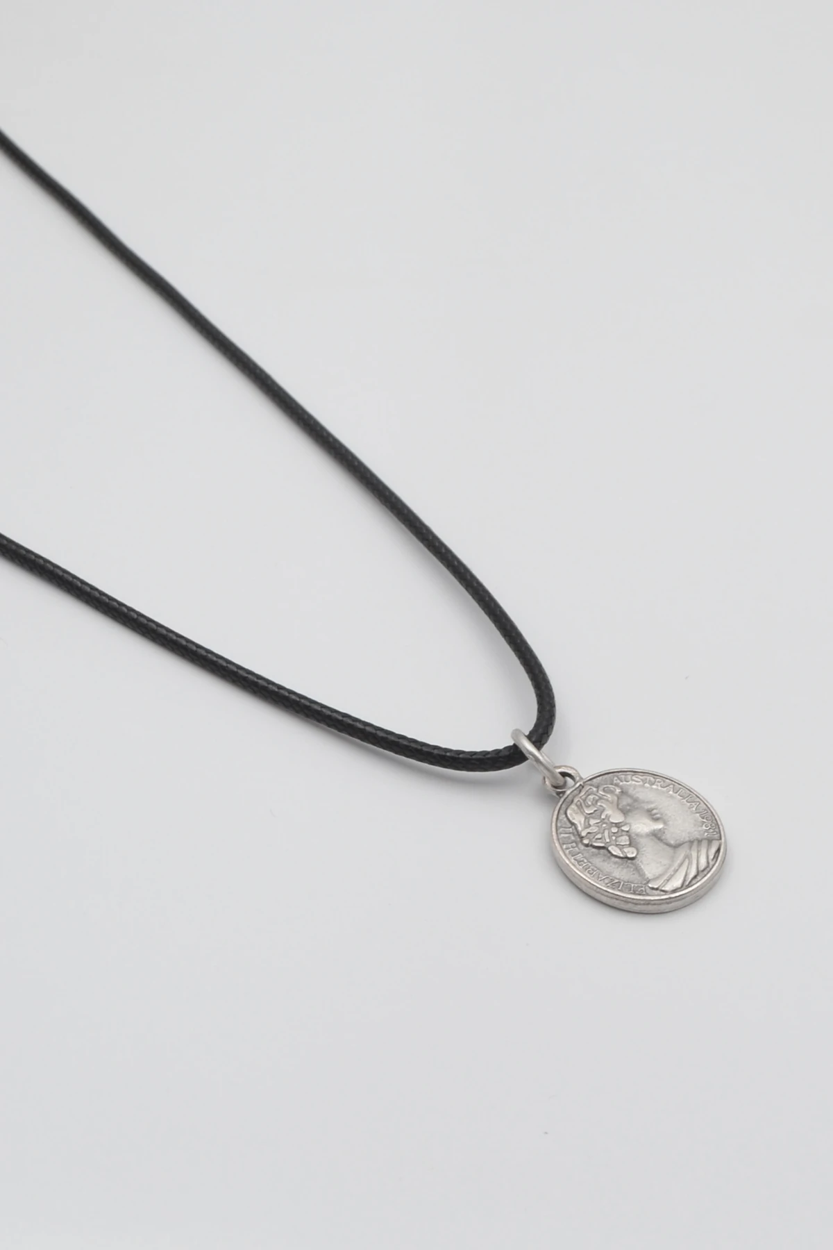 İngiliz Kraliçe II. Elizabeth Siyah Deri İp Kolye - Antik Gümüş Kaplama - Kadın Erkek - 60 cm