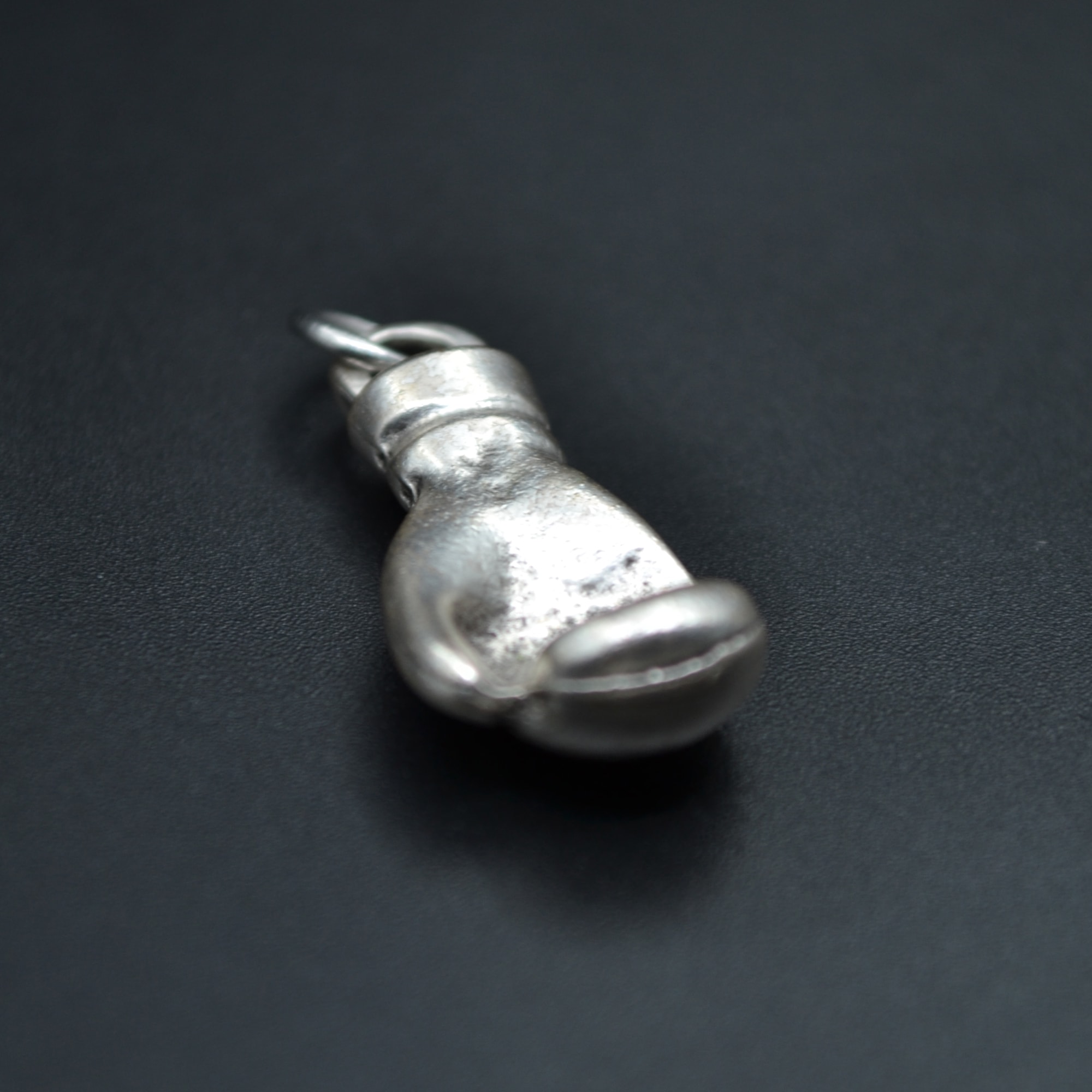 Boks Eldiveni Kolye - Gümüş ( Silver ) Renk - 60 cm Deri İp Kolye