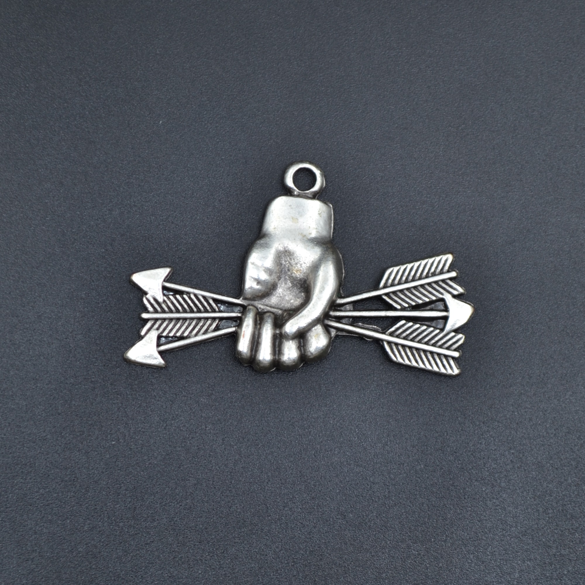 Ok Tutan El Kolye - Gümüş ( Silver ) Renk - 60 cm Düz Ezme Zincir Kolye