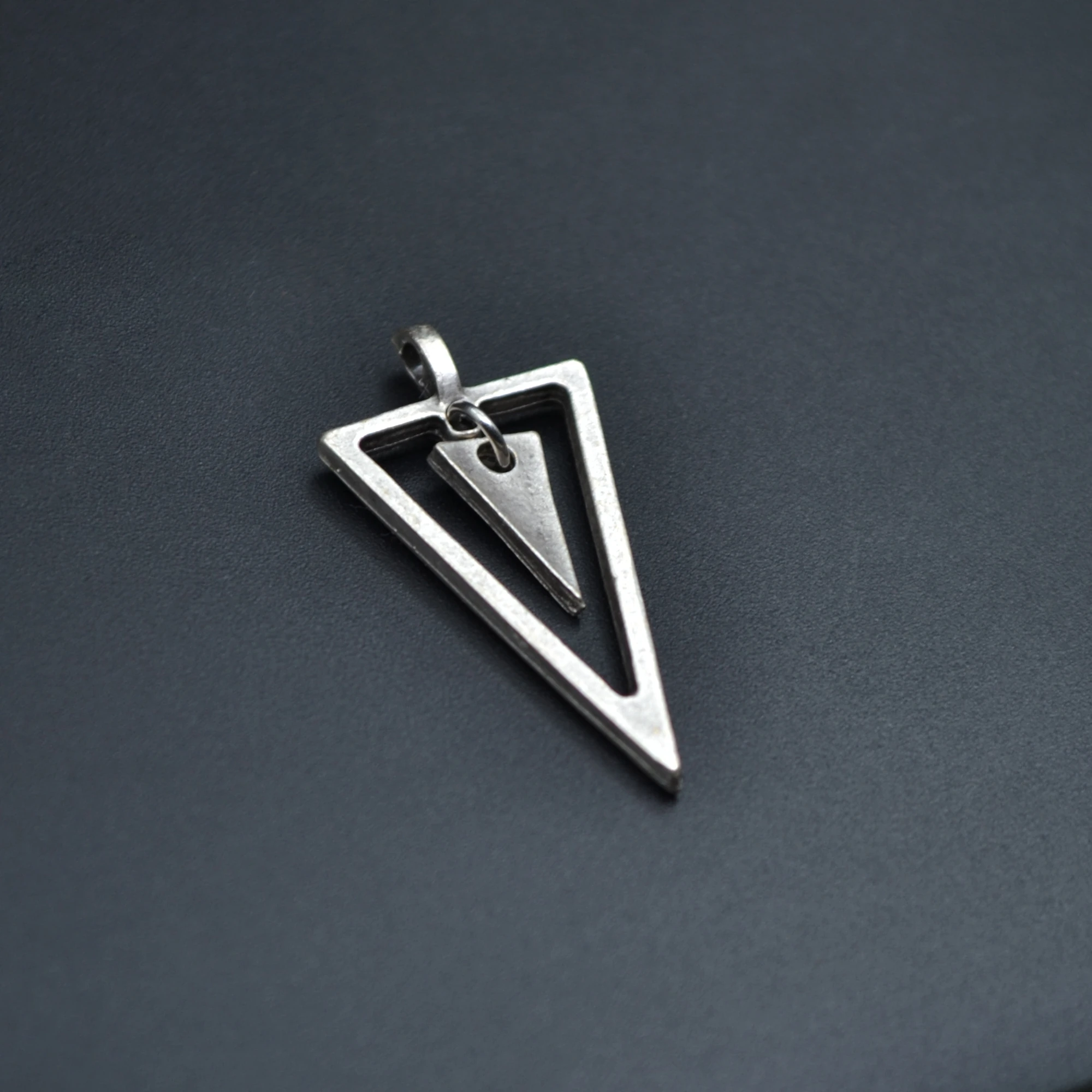 Sallantılı Üçgen Kolye - Gümüş ( Silver ) Renk - 60 cm Deri İp Kolye