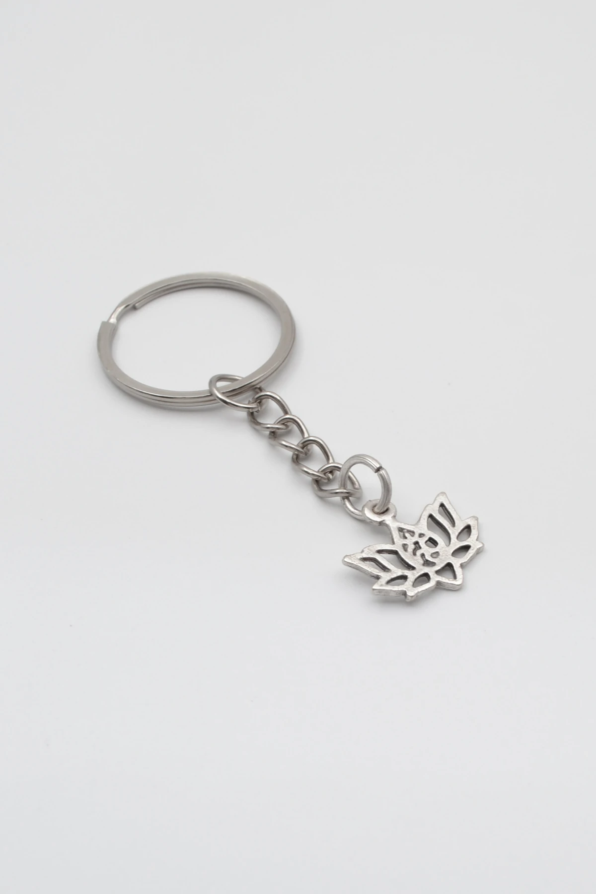 Minimal Om Sembollü Lotus Çiçeği Anahtarlık - Antik Gümüş Kaplama - Kadın Erkek