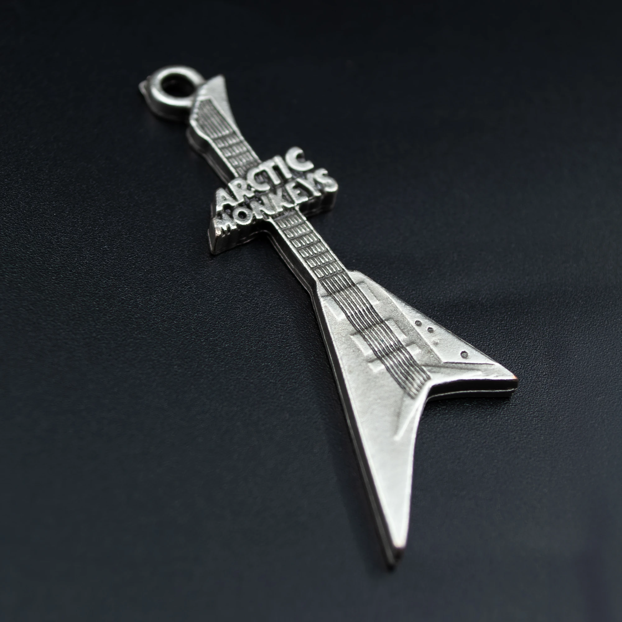 Arctic Monkeys Elektro Gitar Kolye - Gümüş ( Silver ) Renk - 60 cm Deri İp Kolye