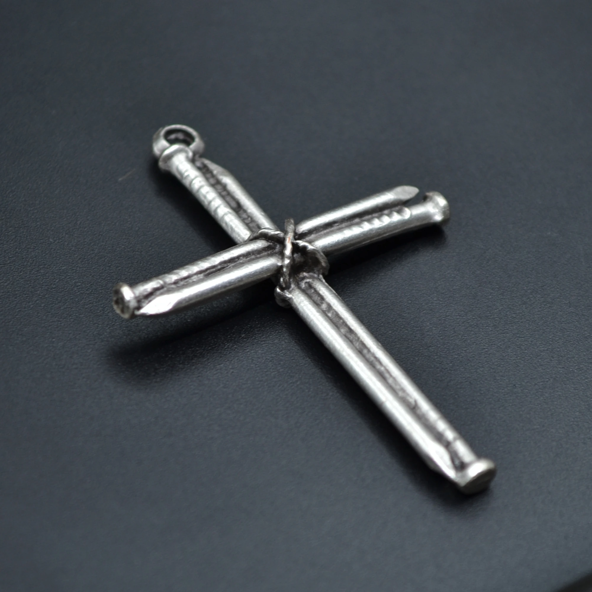 Çivili Haç Kolye Ucu - Gümüş ( Silver ) Renk