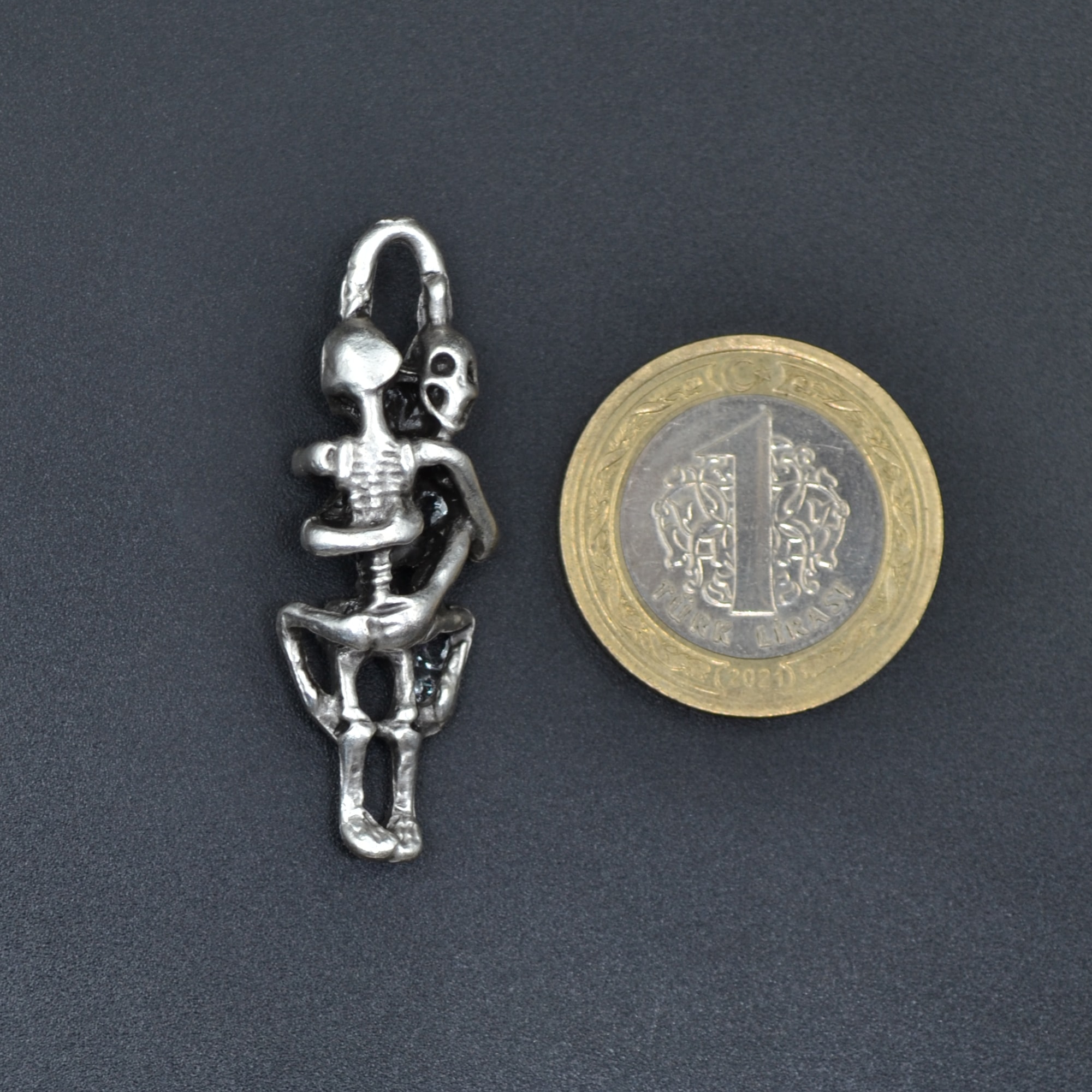 Sarılan İskelet Kolye Ucu - Gümüş ( Silver ) Renk