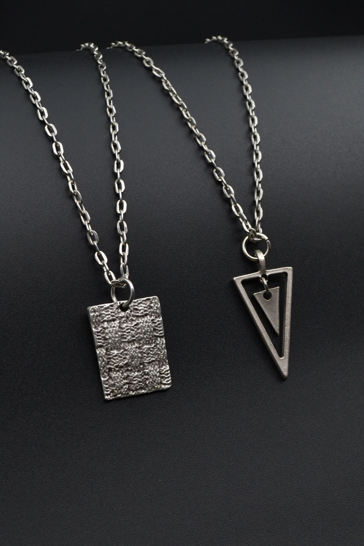 2'li Trend Desenli Levha - Sallantılı Üçgen Erkek Kadın Kolye Seti