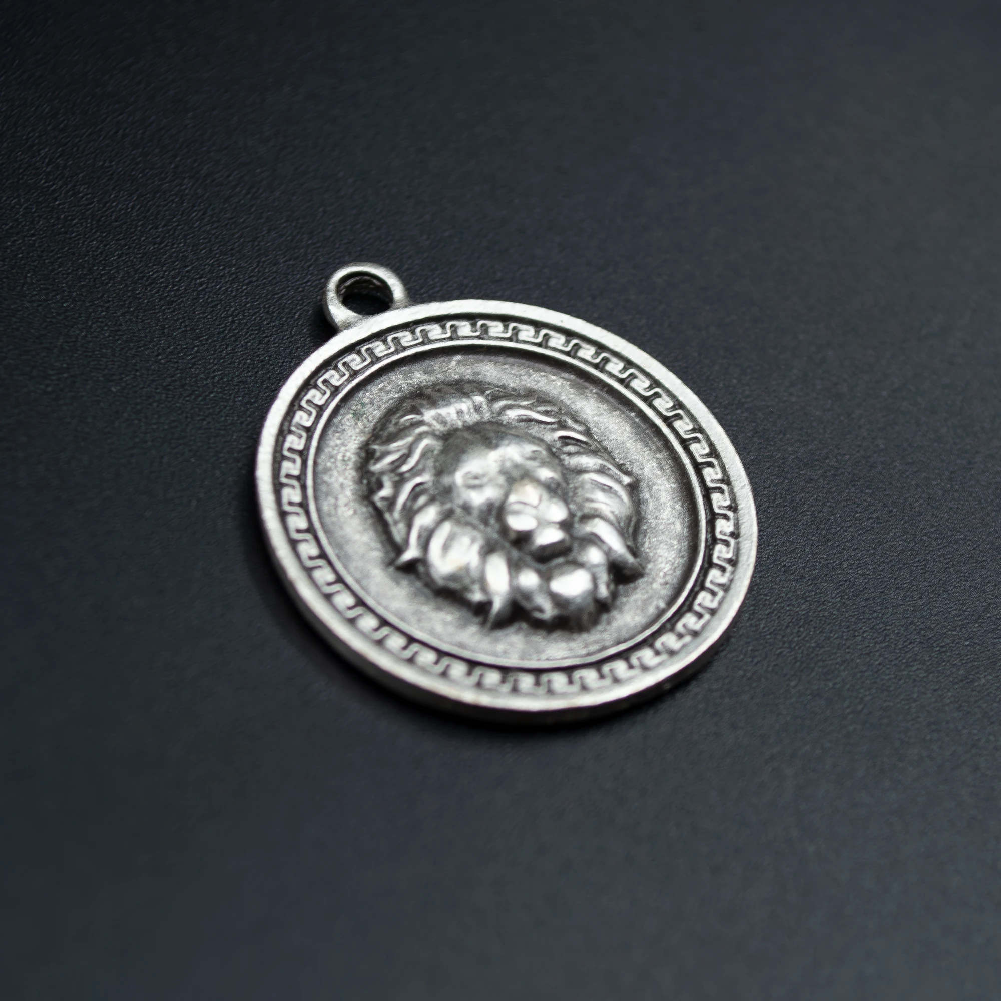 Aslan Kabartmalı Madalyon Kolye Ucu - Gümüş ( Silver ) Renk