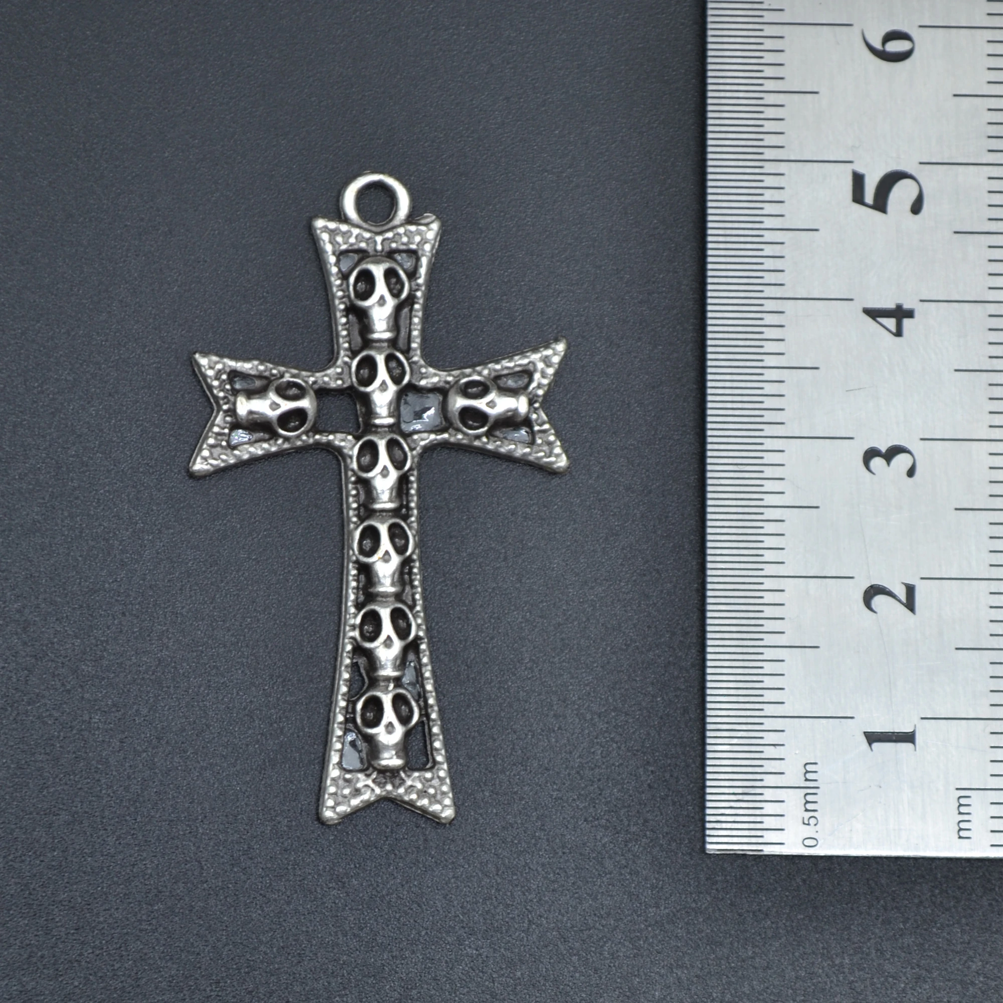 Kuru Kafalı Haç Kolye - Gümüş ( Silver ) Renk - 60 cm Deri İp Kolye