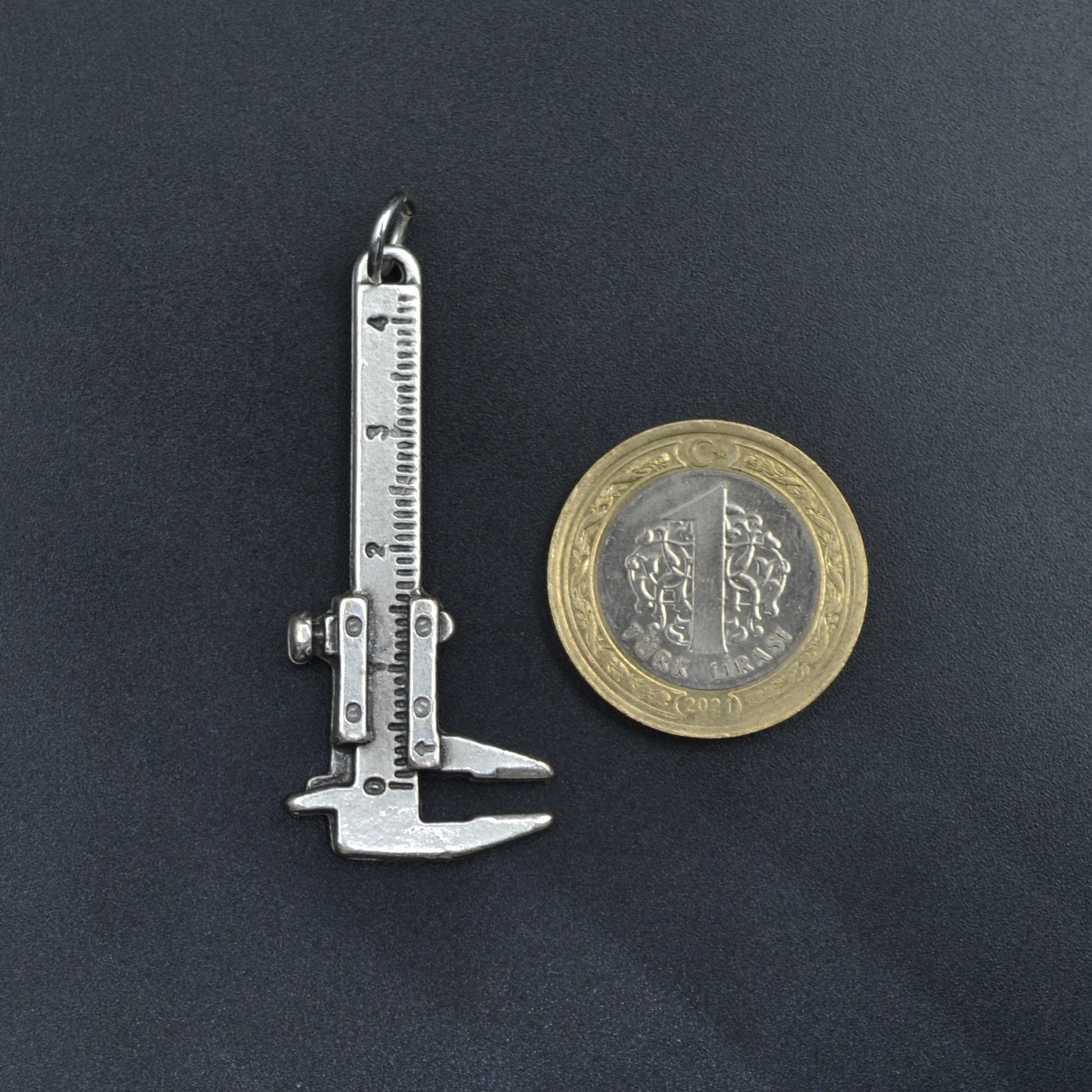 Kumpas Şeklinde Kolye Ucu - Gümüş ( Silver ) Renk