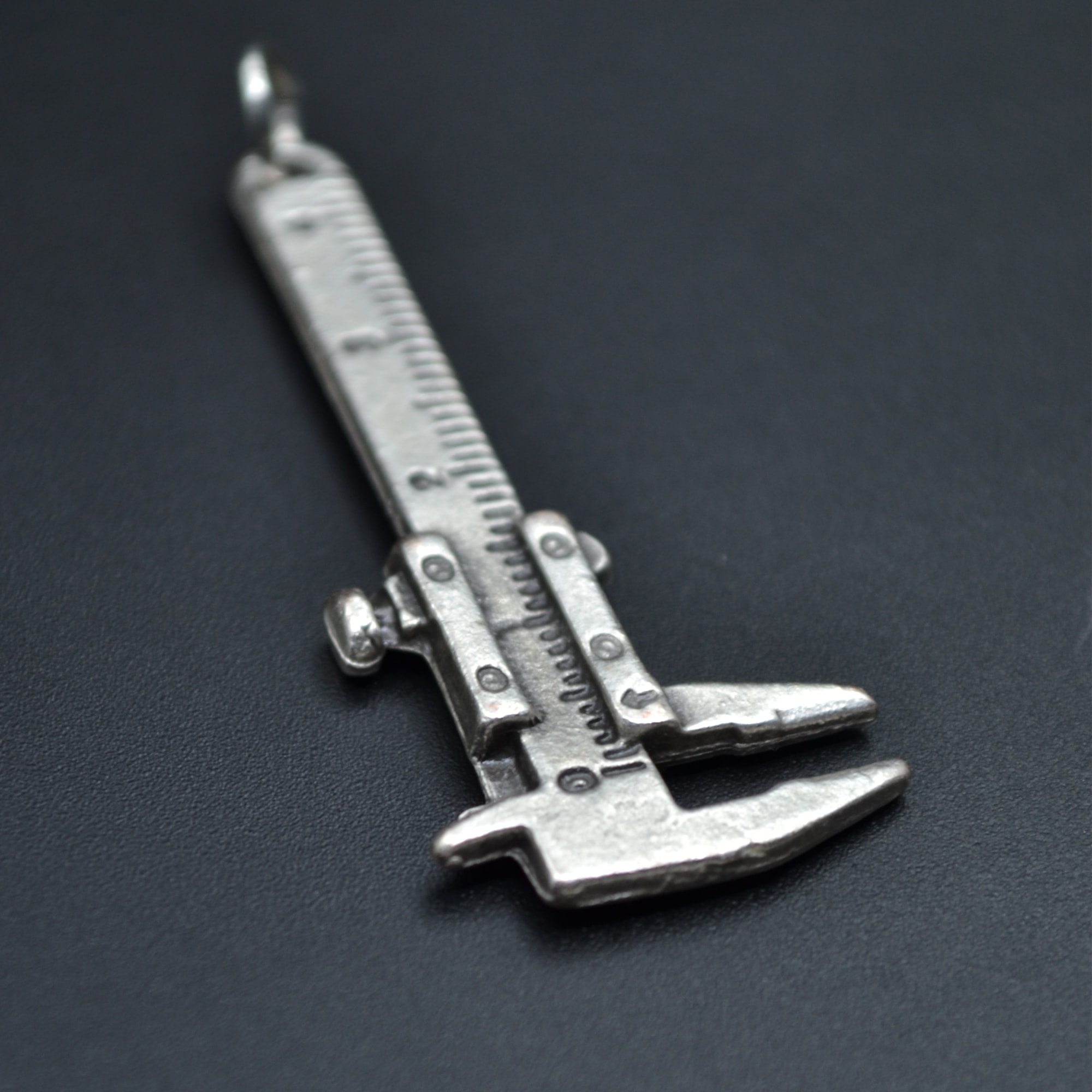 Kumpas Şeklinde Kolye - Gümüş ( Silver ) Renk - 60 cm Deri İp Kolye