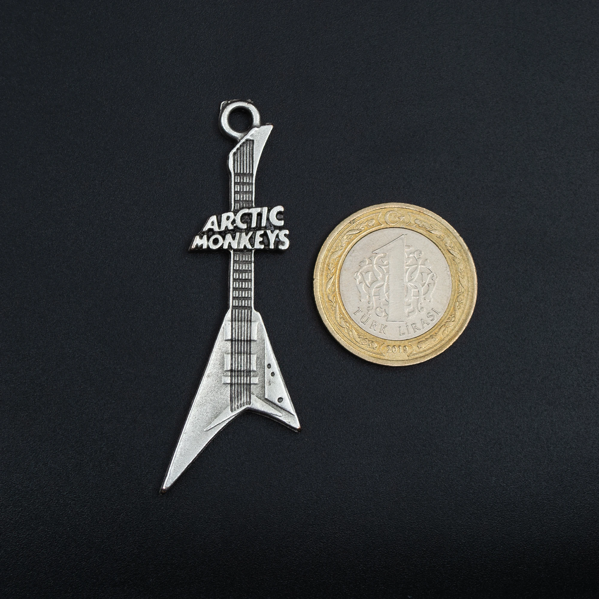 Arctic Monkeys Elektro Gitar Kolye - Gümüş ( Silver ) Renk - 60 cm Deri İp Kolye