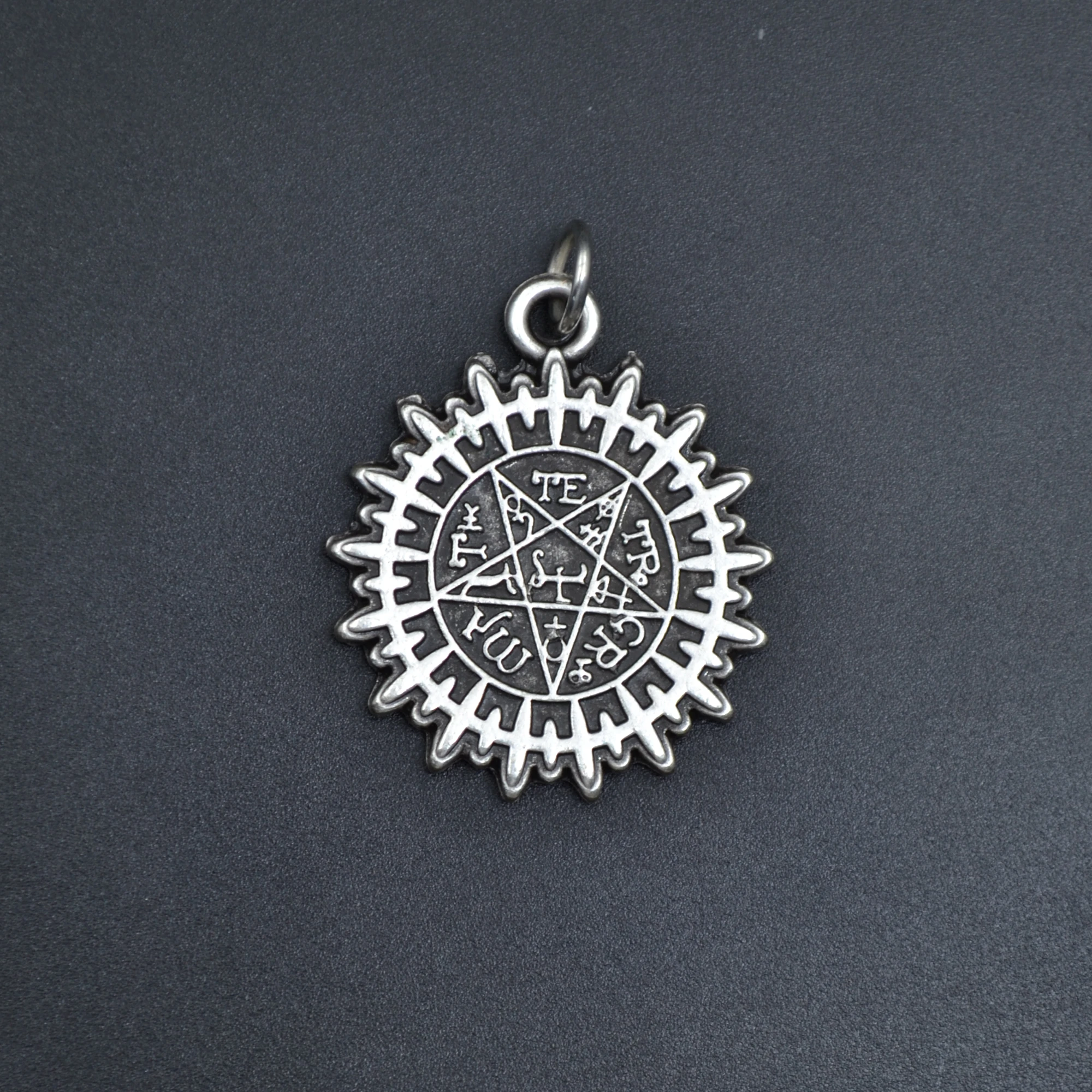 Anime Black Butler Kuroshitsuji Kolye - Gümüş ( Silver ) Renk - 60 cm Deri İp Kolye