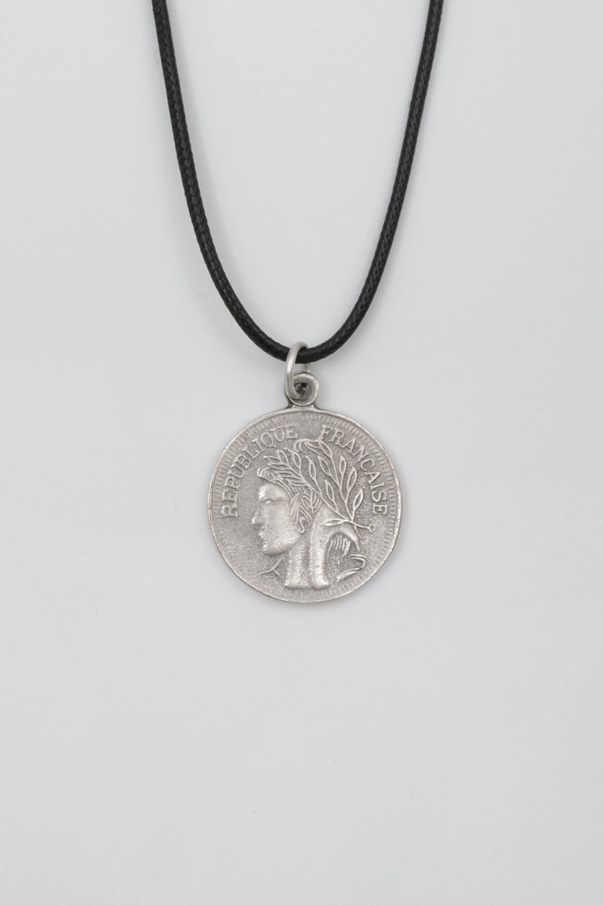 Francesca - Zambak Çiçeği Madalyon Siyah Deri İp Kolye - Antik Gümüş Kaplama - Kadın Erkek - 60 cm