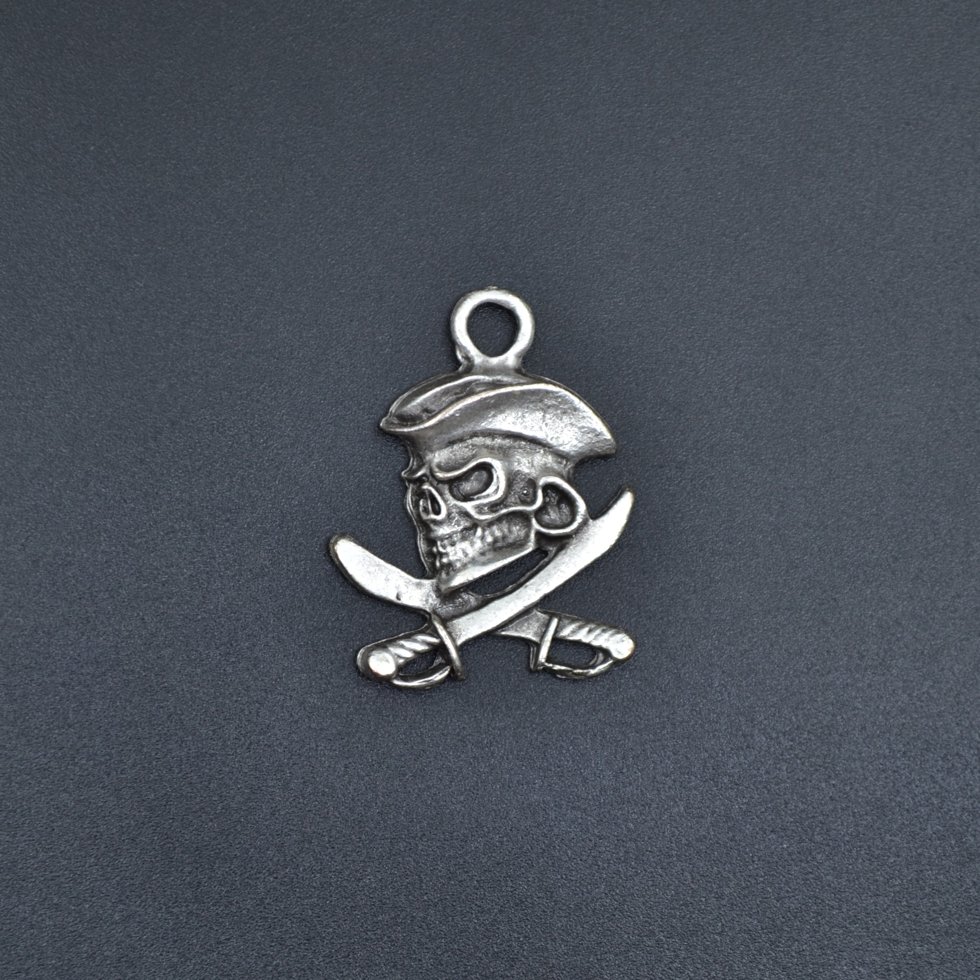 Kuru Kafa Korsan - Kılıç Kolye Ucu - Gümüş ( Silver ) Renk