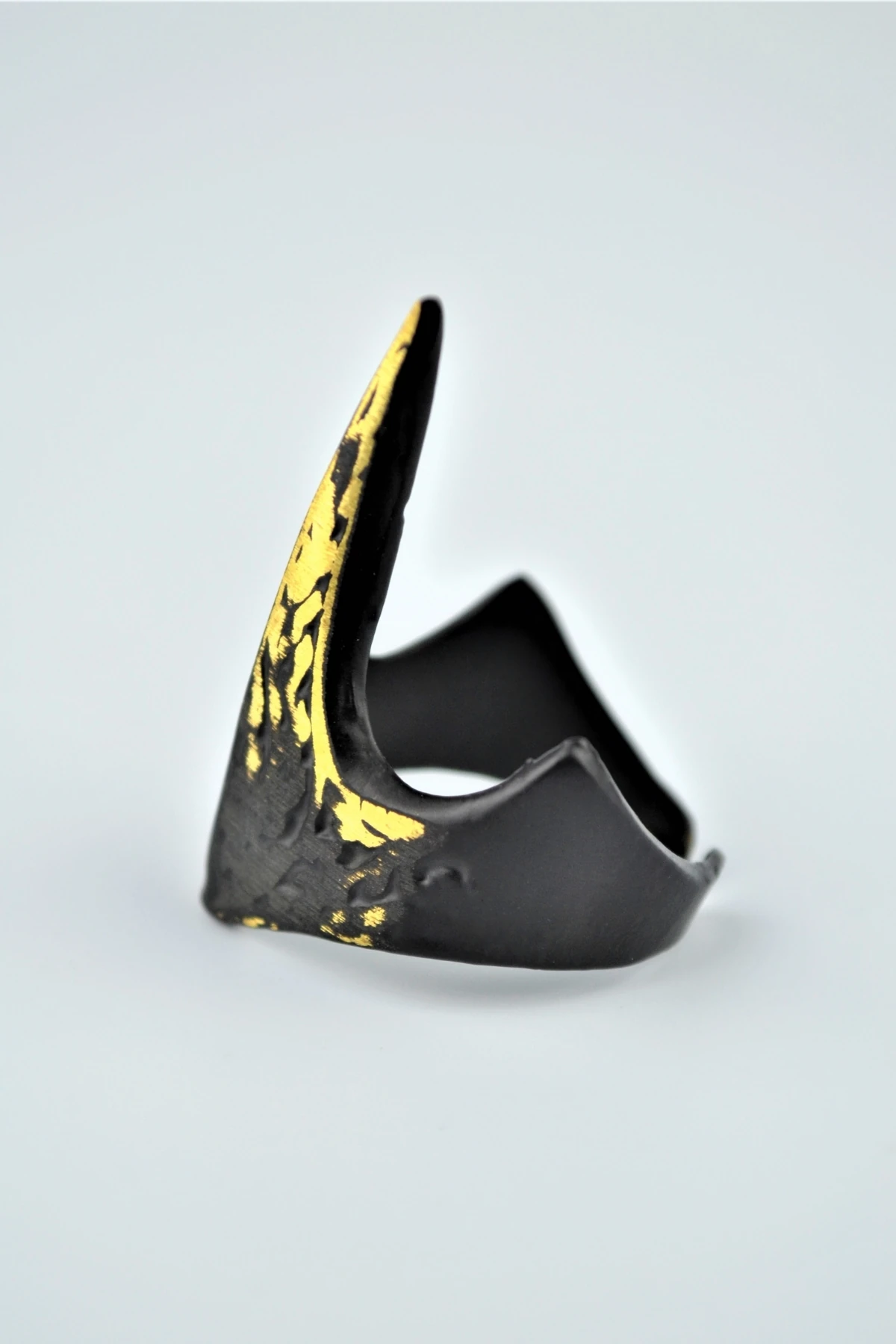 Zihgir Baş Parmak Okçu Mat Siyah Gold Detaylı Ayarlamalı Erkek Yüzük