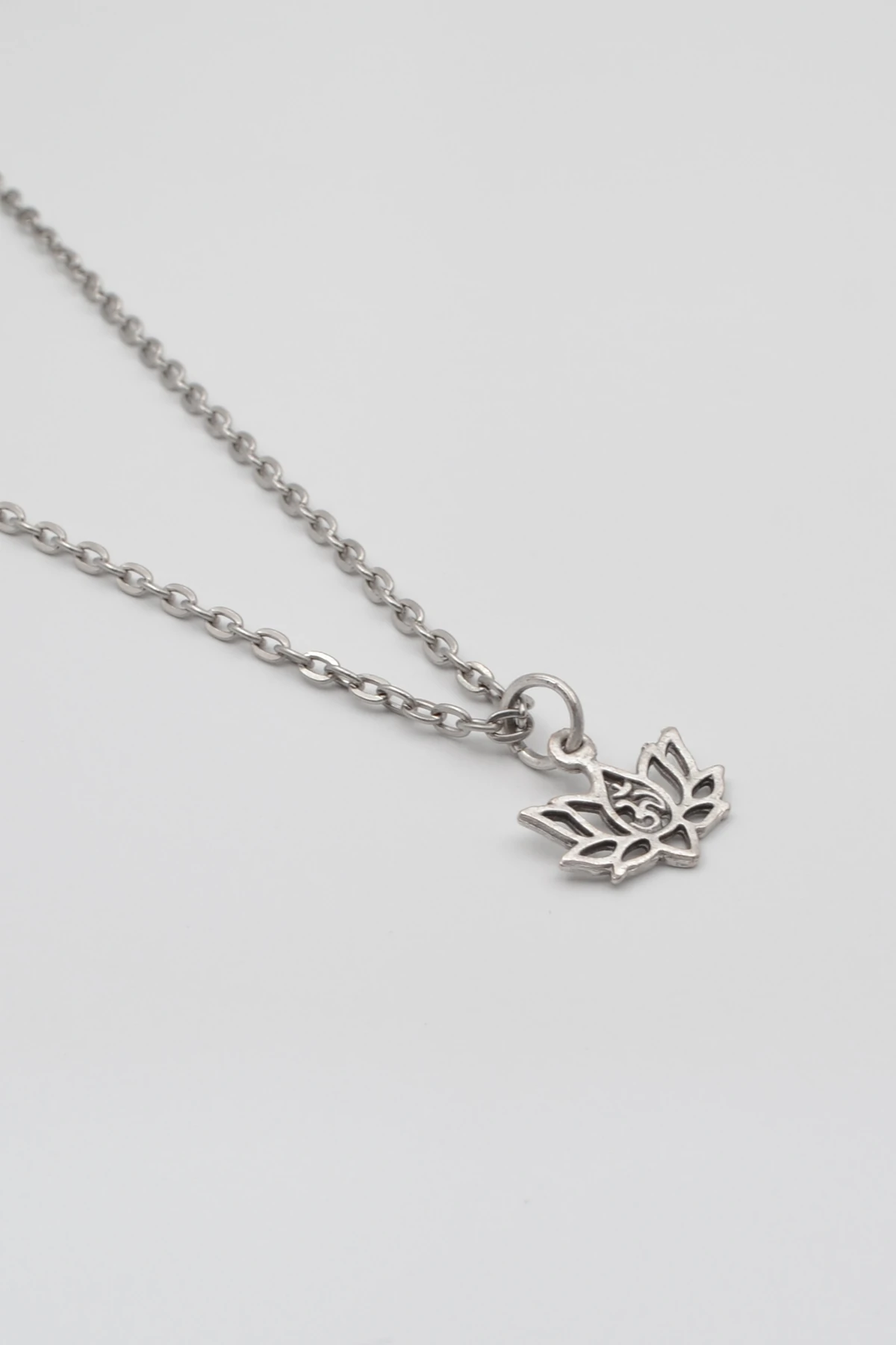 Minimal Om Sembollü Lotus Çiçeği Düz Ezme Zincir Kolye - Antik Gümüş Kaplama - Kadın Erkek - 60 cm