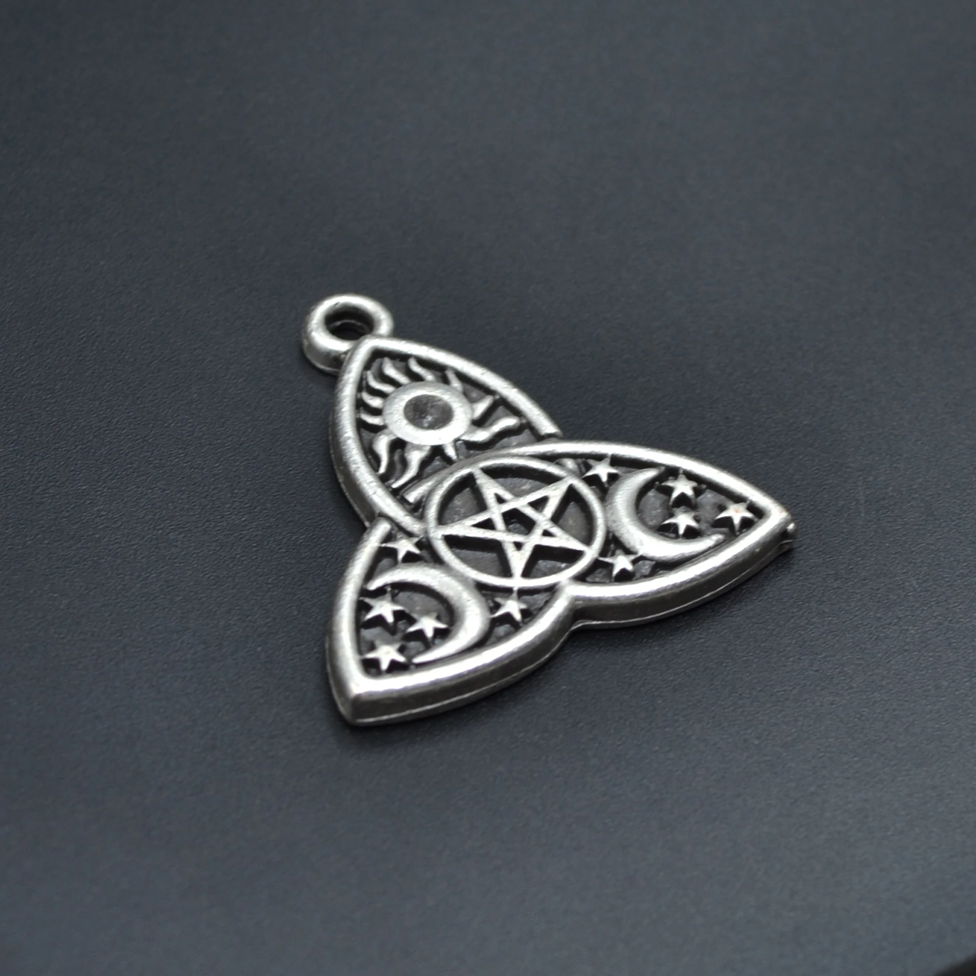 Triquetra - Kelt Düğümü Sembolü Kolye - Gümüş ( Silver ) Renk - 60 cm Düz Ezme Zincir Kolye
