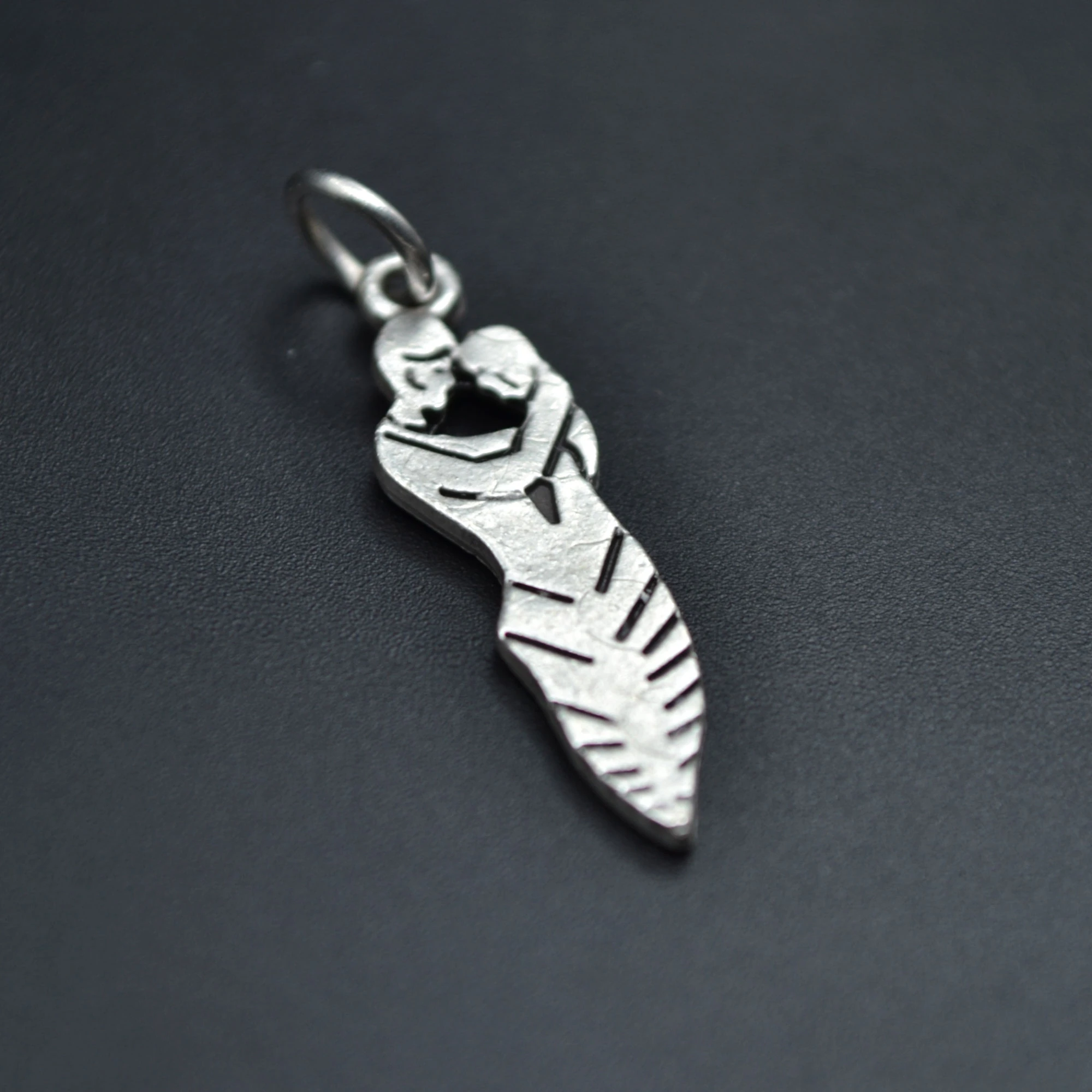 Sarılan Sevgili - Söz Kolye Ucu - Gümüş ( Silver ) Renk