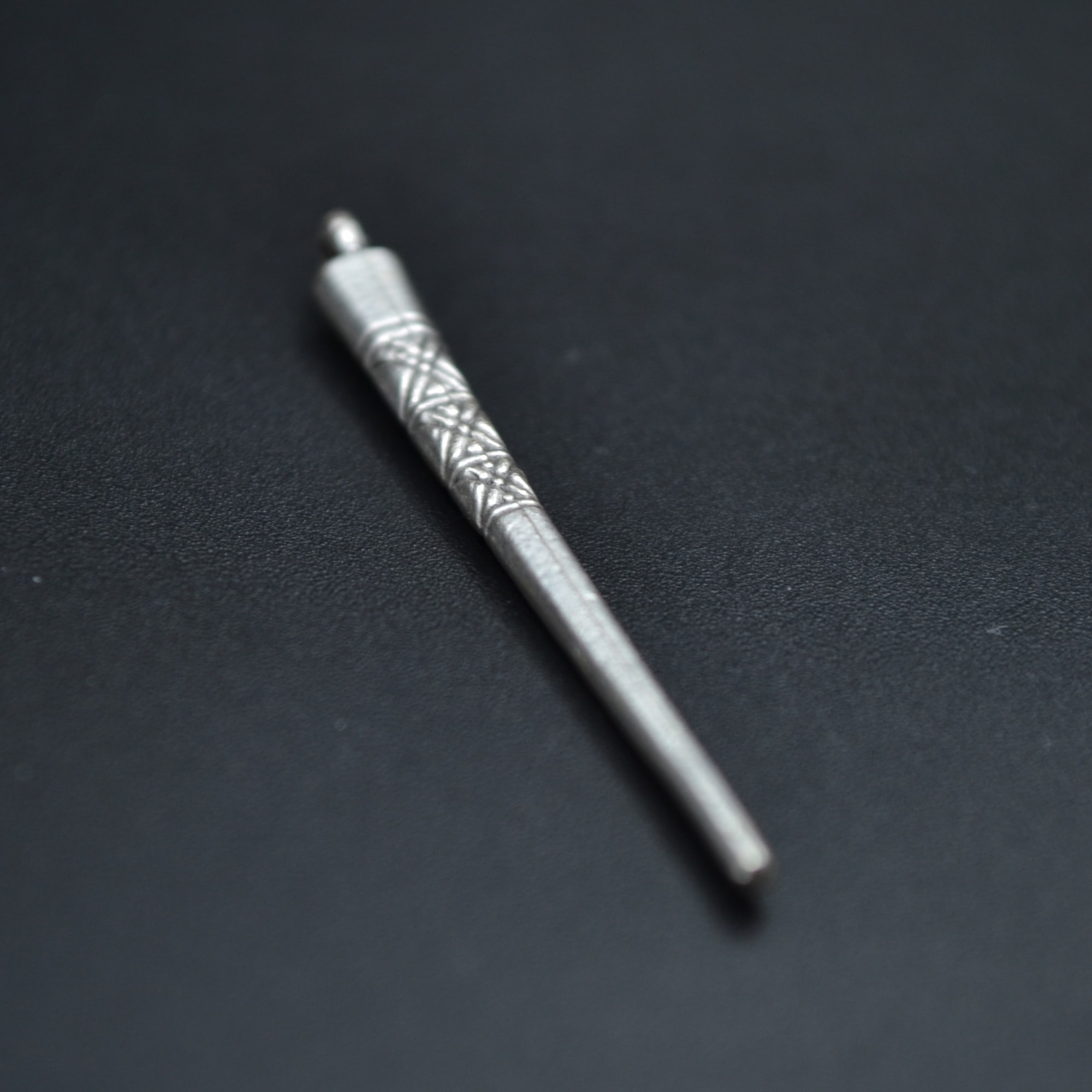 Etnik Desenli Çubuk Kolye - Gümüş ( Silver ) Renk - 60 cm Deri İp Kolye