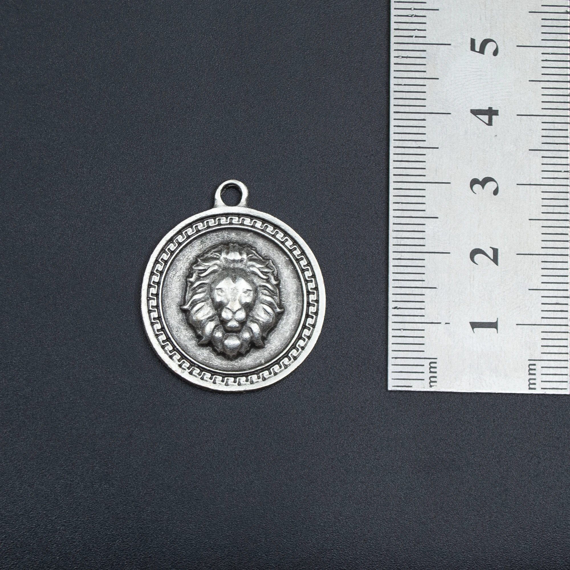 Aslan Kabartmalı Madalyon Kolye Ucu - Gümüş ( Silver ) Renk