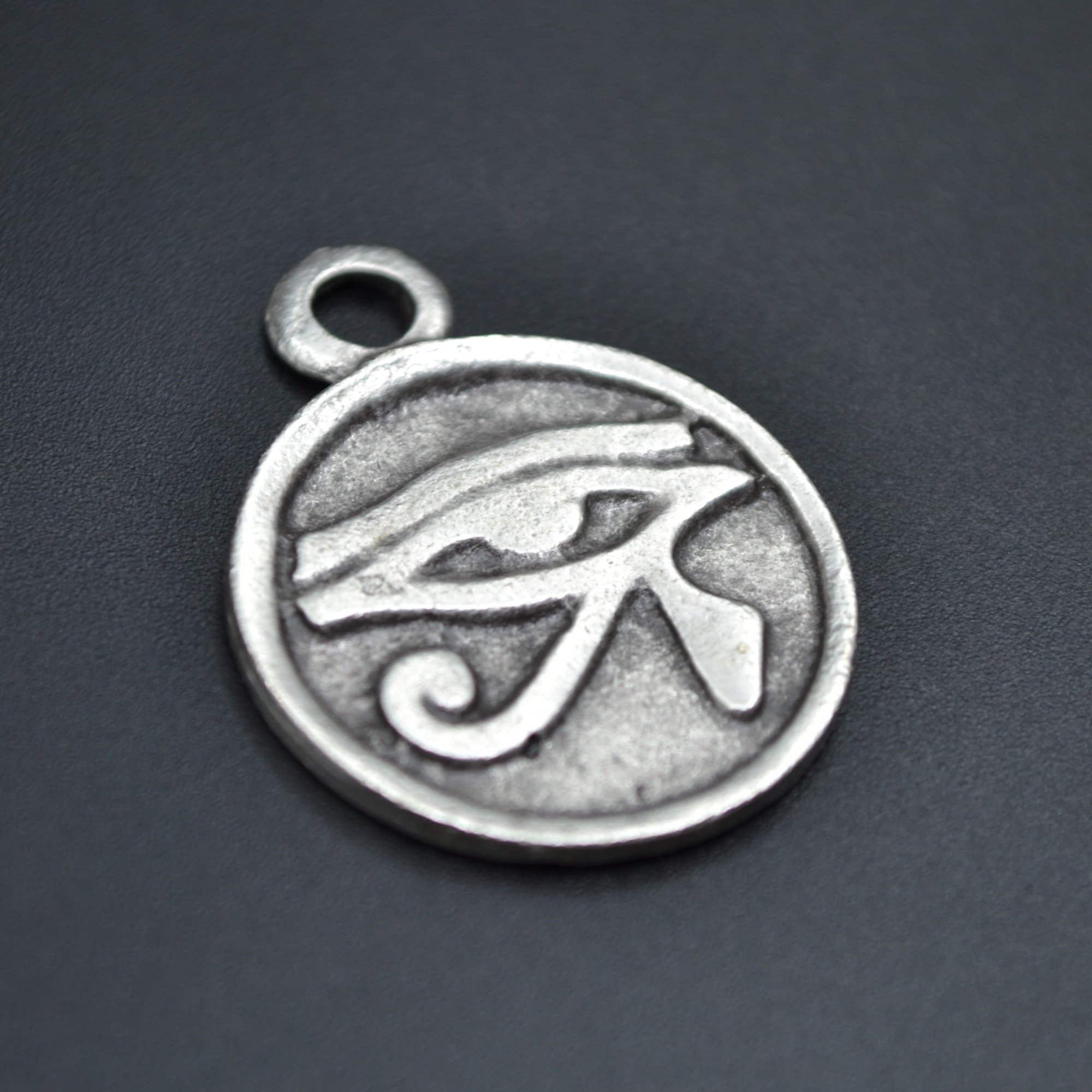 Ra'nın Gözü Madalyon Kolye - Gümüş ( Silver ) Renk - 60 cm Deri İp Kolye