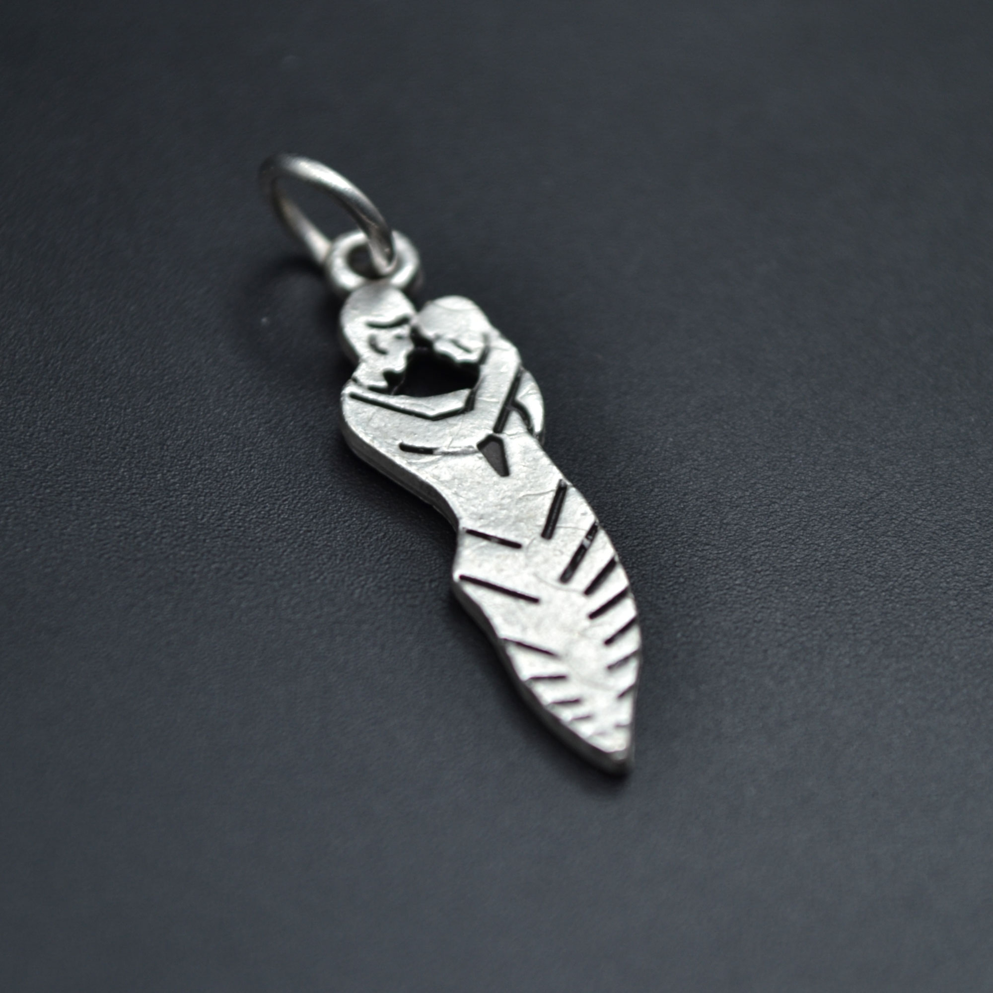 Sarılan Sevgili - Söz Kolye - Gümüş ( Silver ) Renk - 60 cm Deri İp Kolye