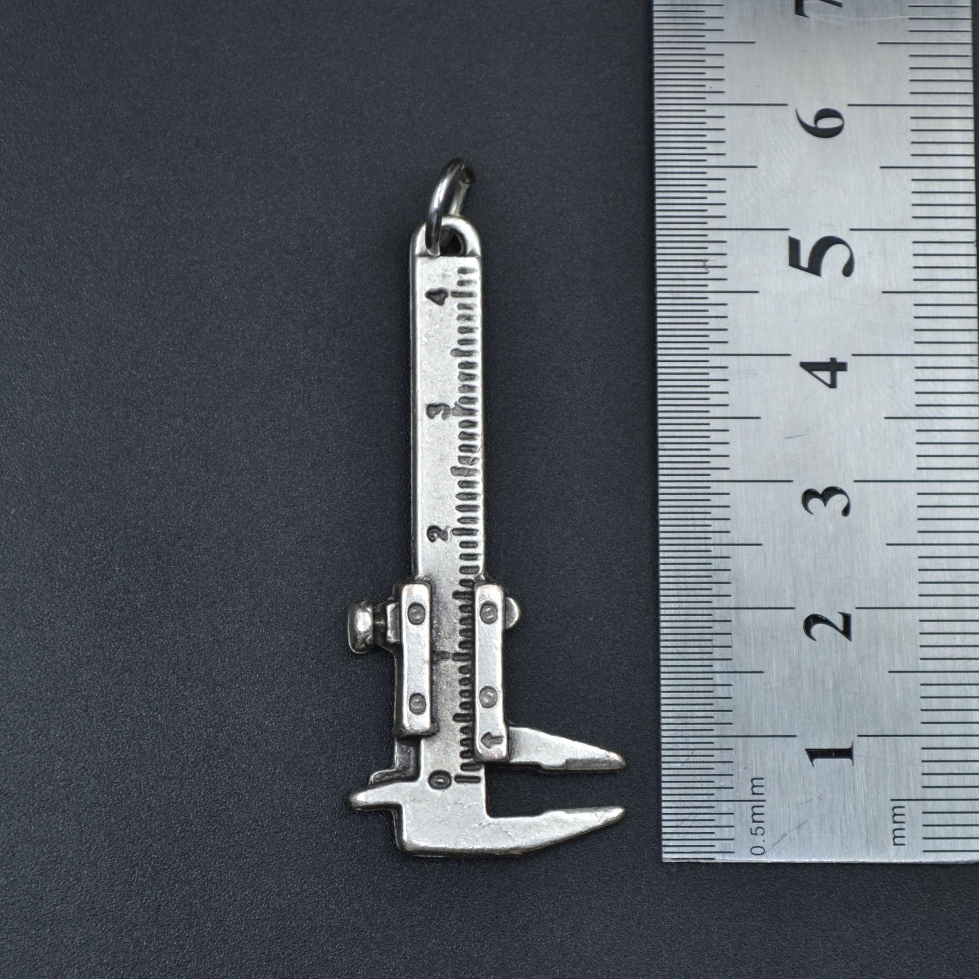 Kumpas Şeklinde Kolye - Gümüş ( Silver ) Renk - 60 cm Deri İp Kolye