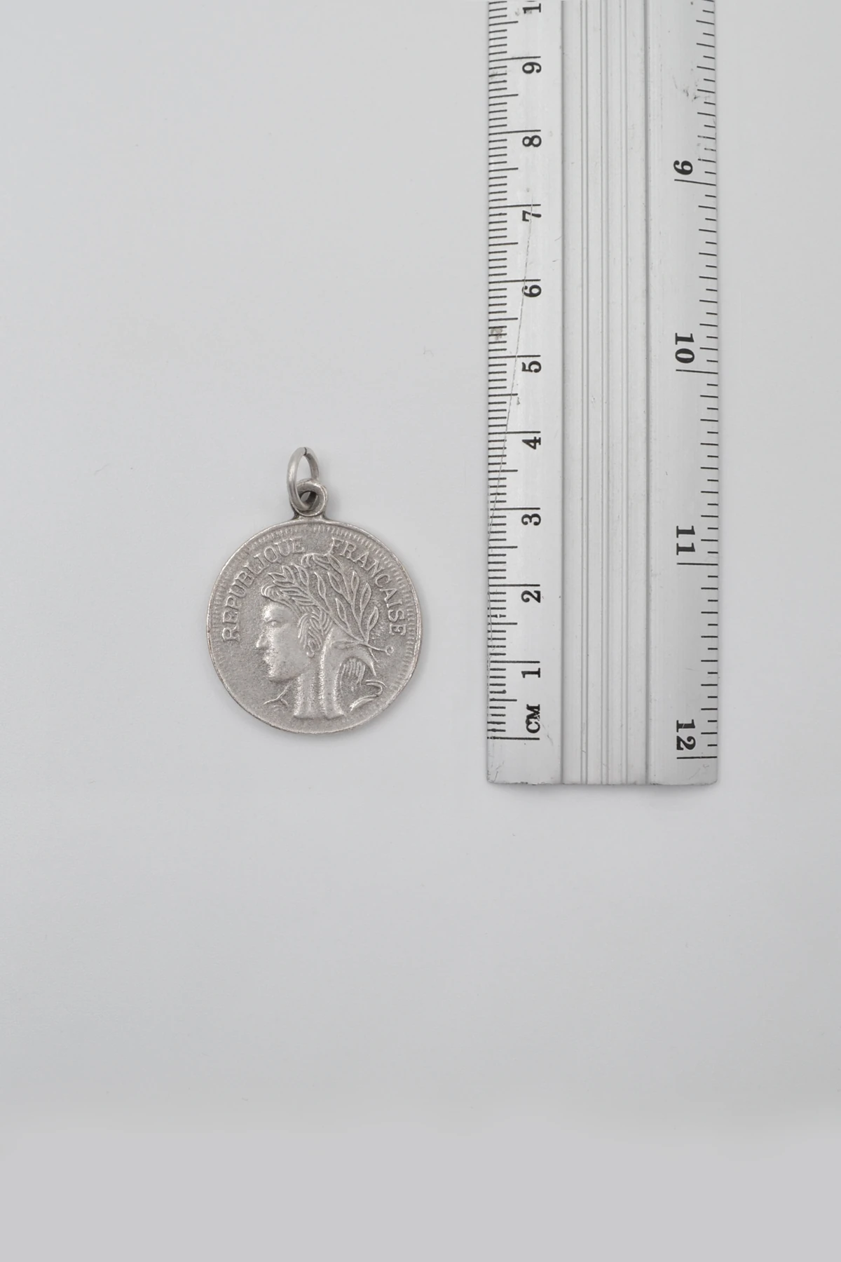 Francesca - Zambak Çiçeği Madalyon Siyah Deri İp Kolye - Antik Gümüş Kaplama - Kadın Erkek - 60 cm