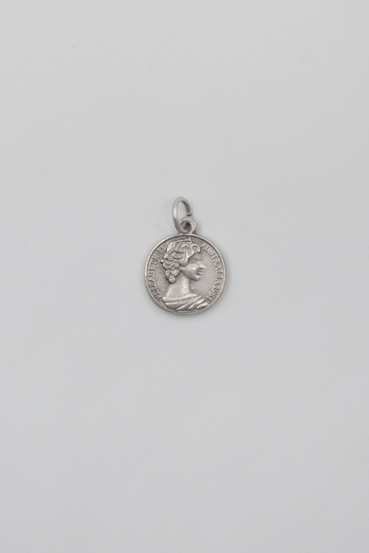 İngiliz Kraliçe II. Elizabeth Kolye Ucu - Gümüş ( Silver ) Renk