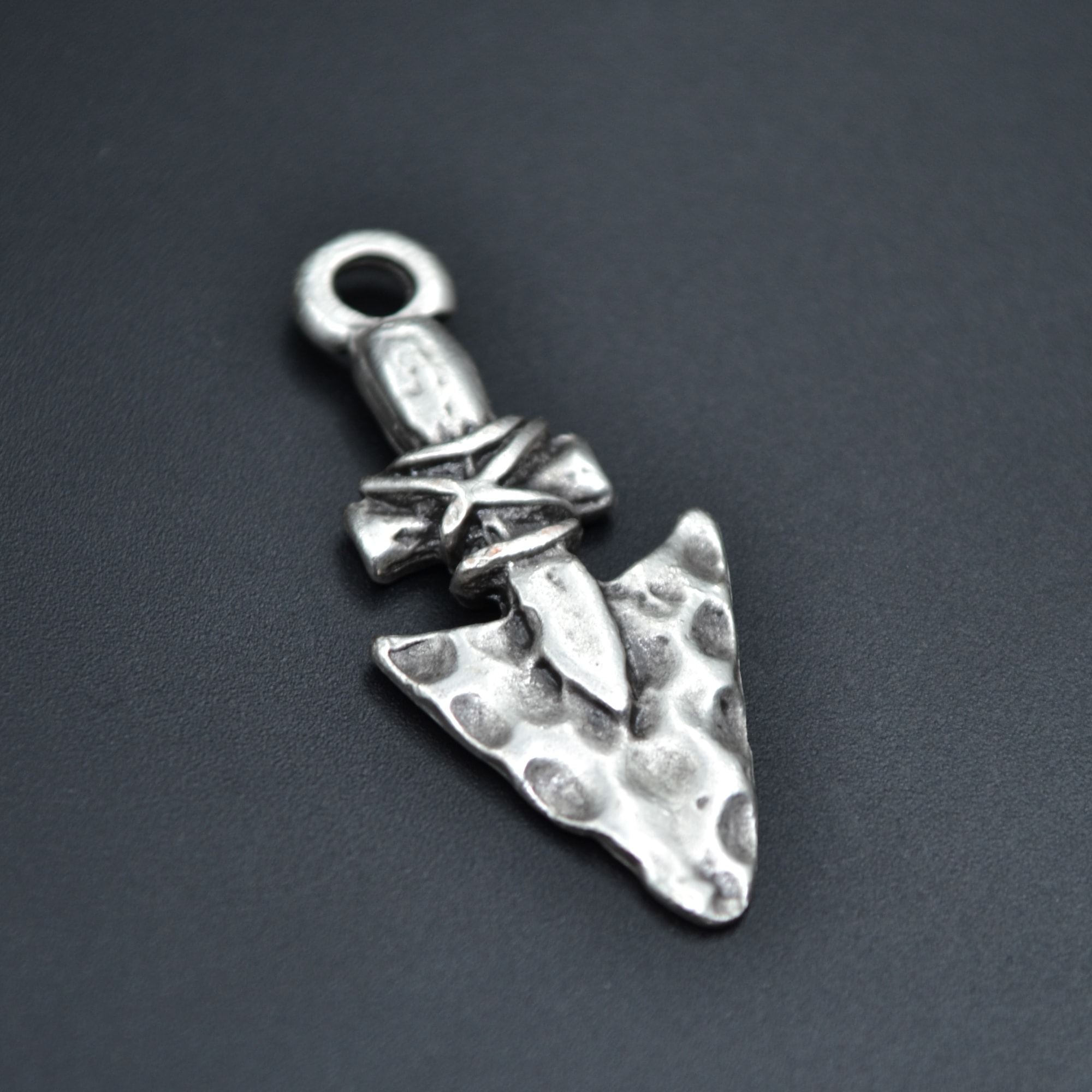 Antik Ok Ucu Şeklinde Kolye - Gümüş ( Silver ) Renk - 60 cm Deri İp Kolye