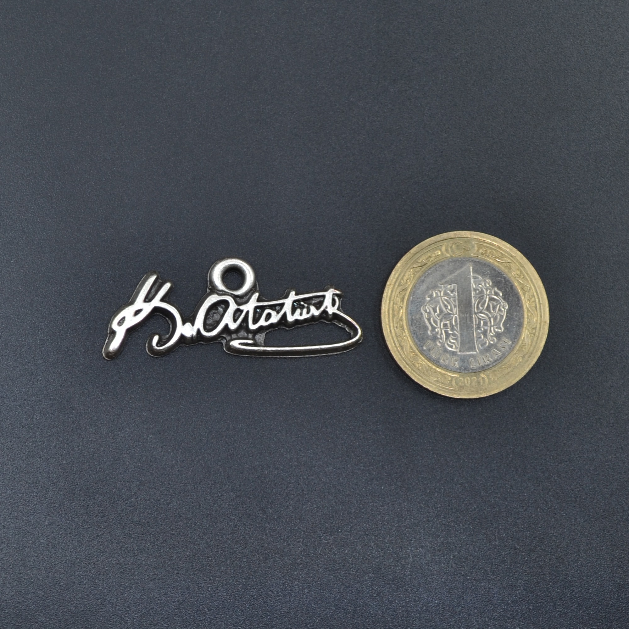 Mustafa Kemal Atatürk İmza Şeklinde Kolye Ucu - Gümüş ( Silver ) Renk