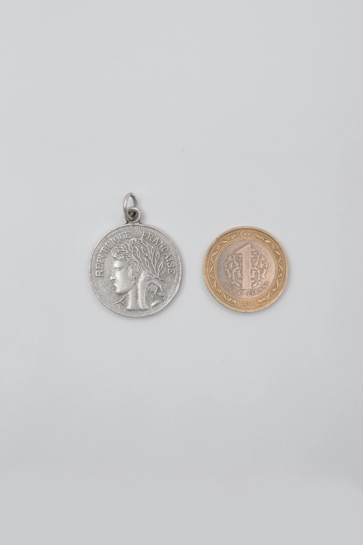 Francesca - Zambak Çiçeği Madalyon Siyah Deri İp Kolye - Antik Gümüş Kaplama - Kadın Erkek - 60 cm